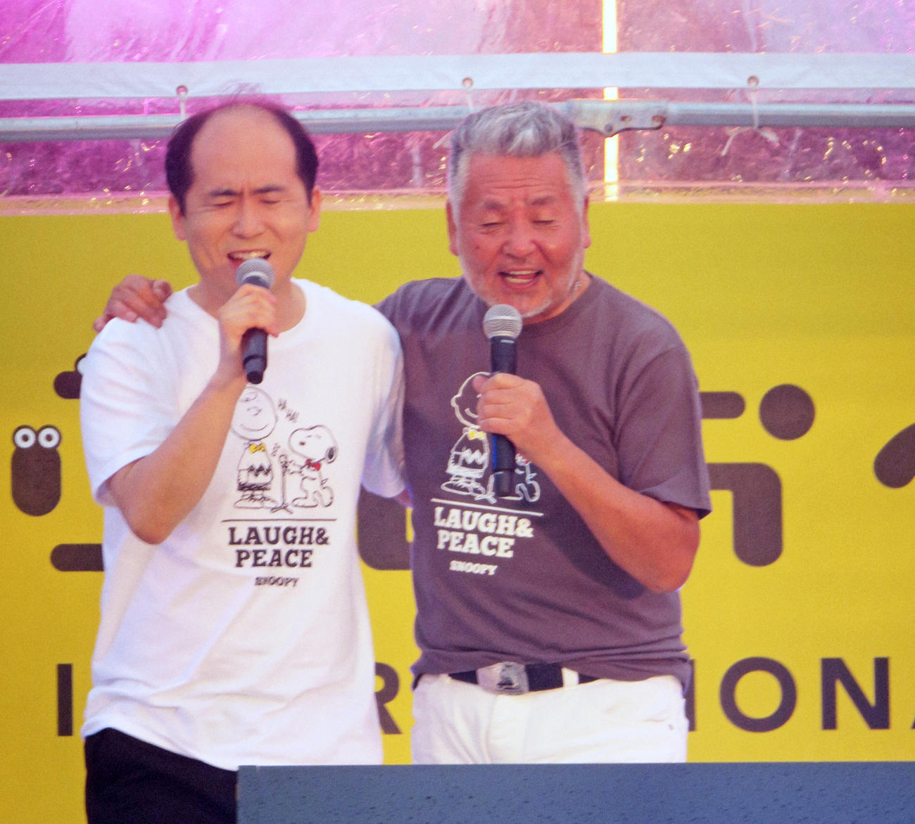 19年4月「沖縄国際映画祭」ライブステージで熱唱するトレンディエンジェル斎藤司（左）と中村泰士氏