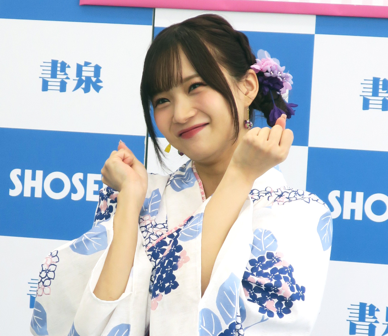 浴衣姿で最新写真集「Love perfume」取材会を行し“がんばりまなかん”のポーズをする稲場愛香