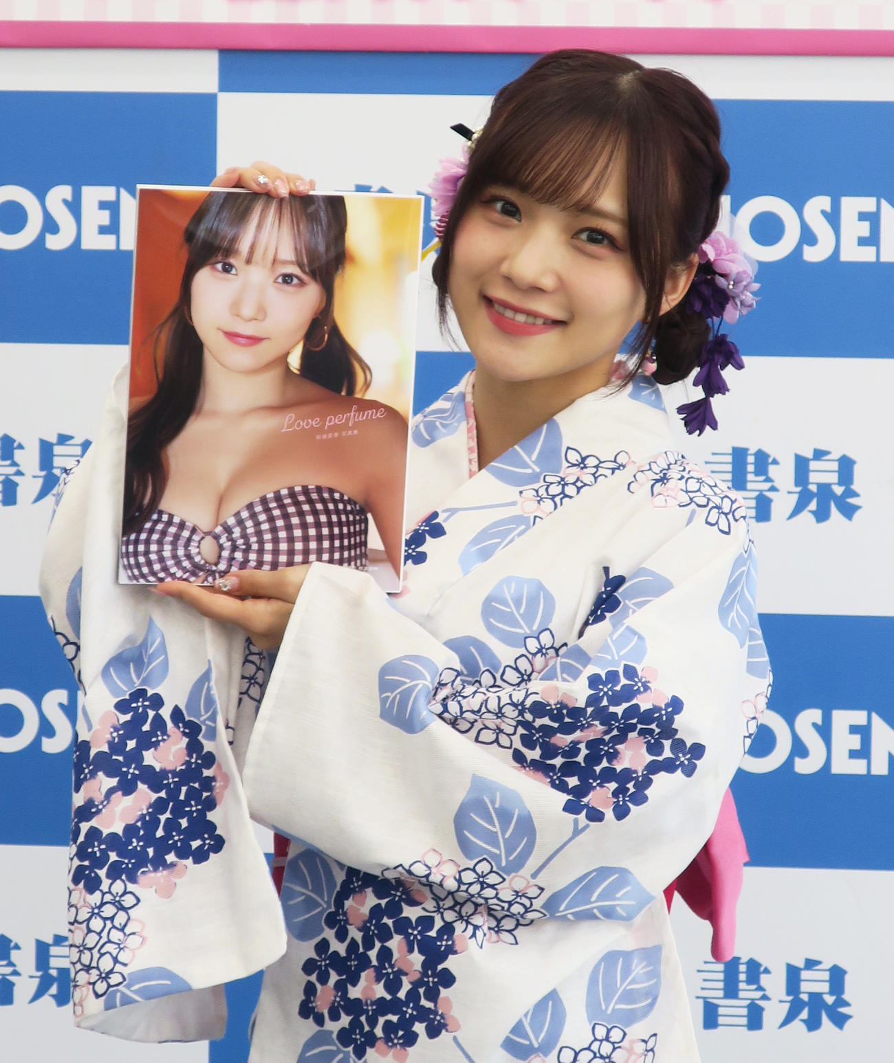 浴衣姿で最新写真集「Love perfume」取材会を行った稲場愛香
