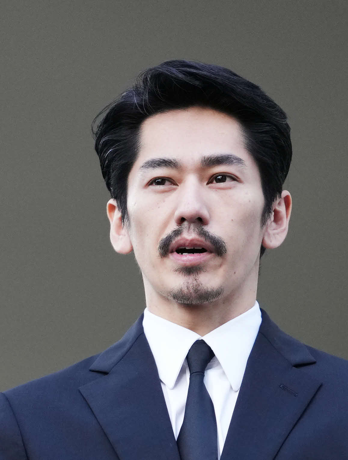 保釈され涙目で謝罪する永山絢斗被告（撮影・横山健太）