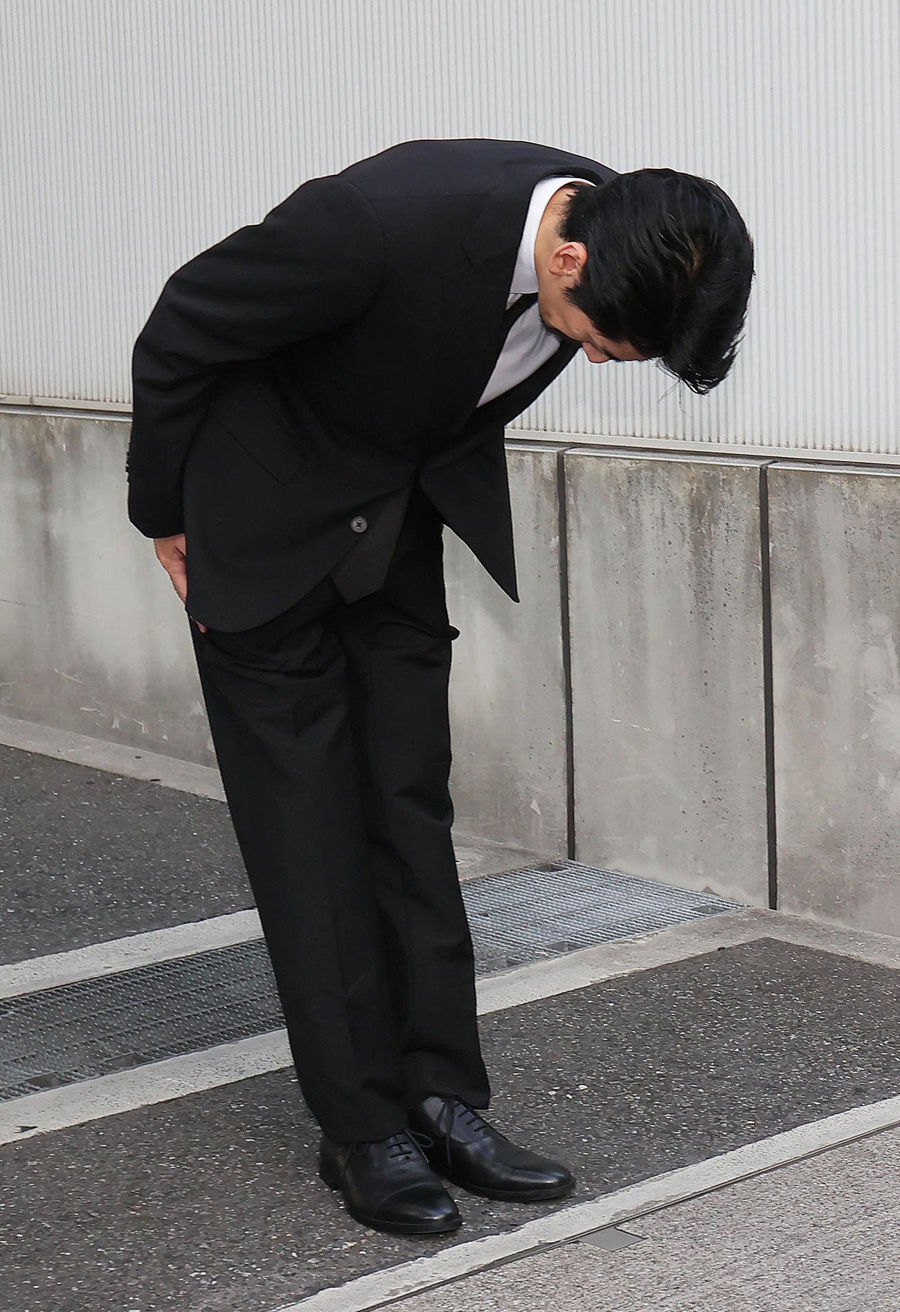 保釈され頭を下げる永山絢斗被告（撮影・足立雅史）
