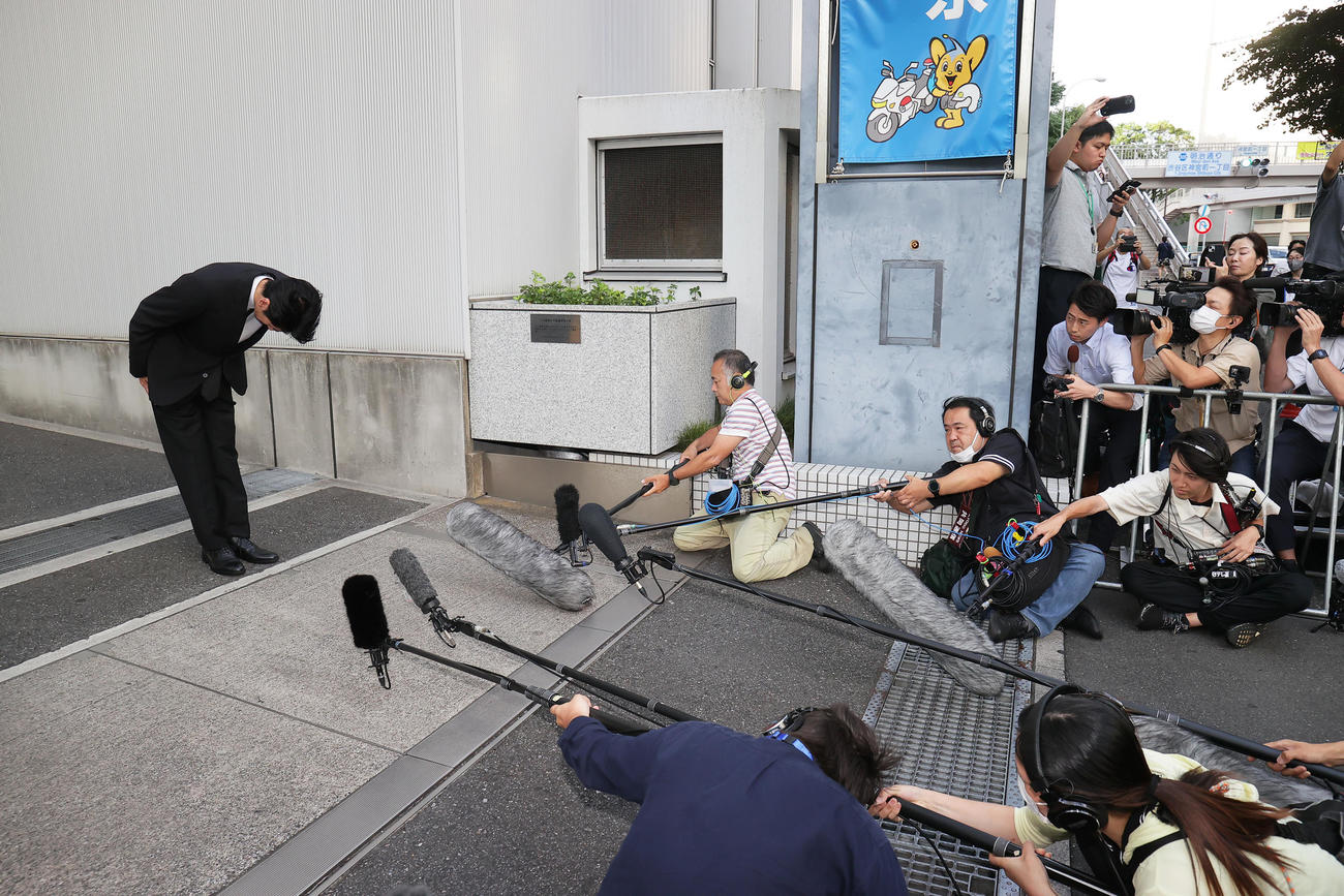 保釈され、集まった報道陣を前に頭を下げる永山絢斗被告（撮影・足立雅史）