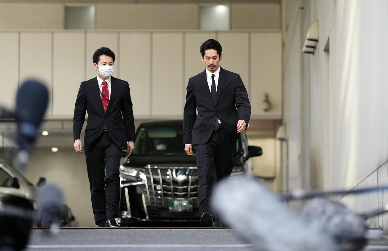 保釈され報道陣の元へ向かう永山絢斗被告（撮影・横山健太）