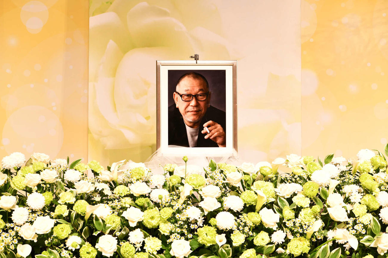 お別れの会に設置された崔洋一さんの遺影と祭壇