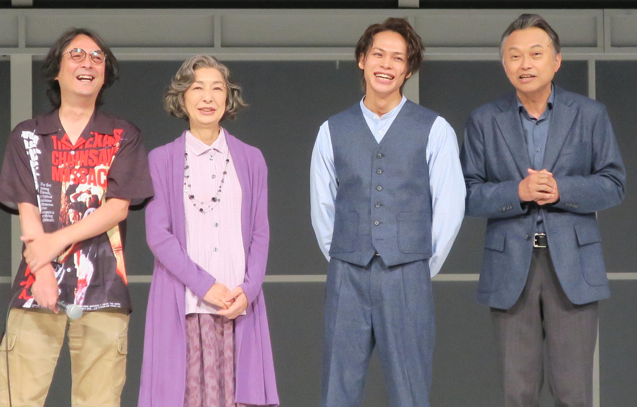 舞台「After Life」ゲネプロ取材会で写真に納まる、左から演出の河原雅彦氏、高橋恵子、上田竜也、相島一之