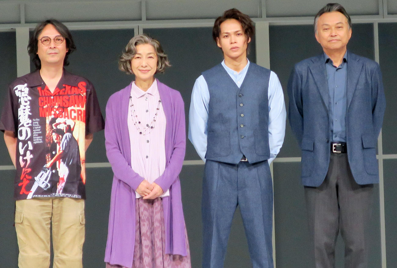 舞台「After Life」ゲネプロ取材会で、左から、演出河原雅彦氏、高橋恵子、上田竜也、相島一之