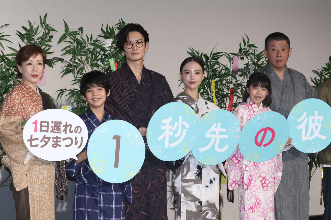 映画「1秒先の彼」公開記念舞台あいさつに登壇した、左から羽野晶紀、柊木陽太、岡田将生、清原果耶、加藤柚凪、荒川良々（撮影・加藤理沙）