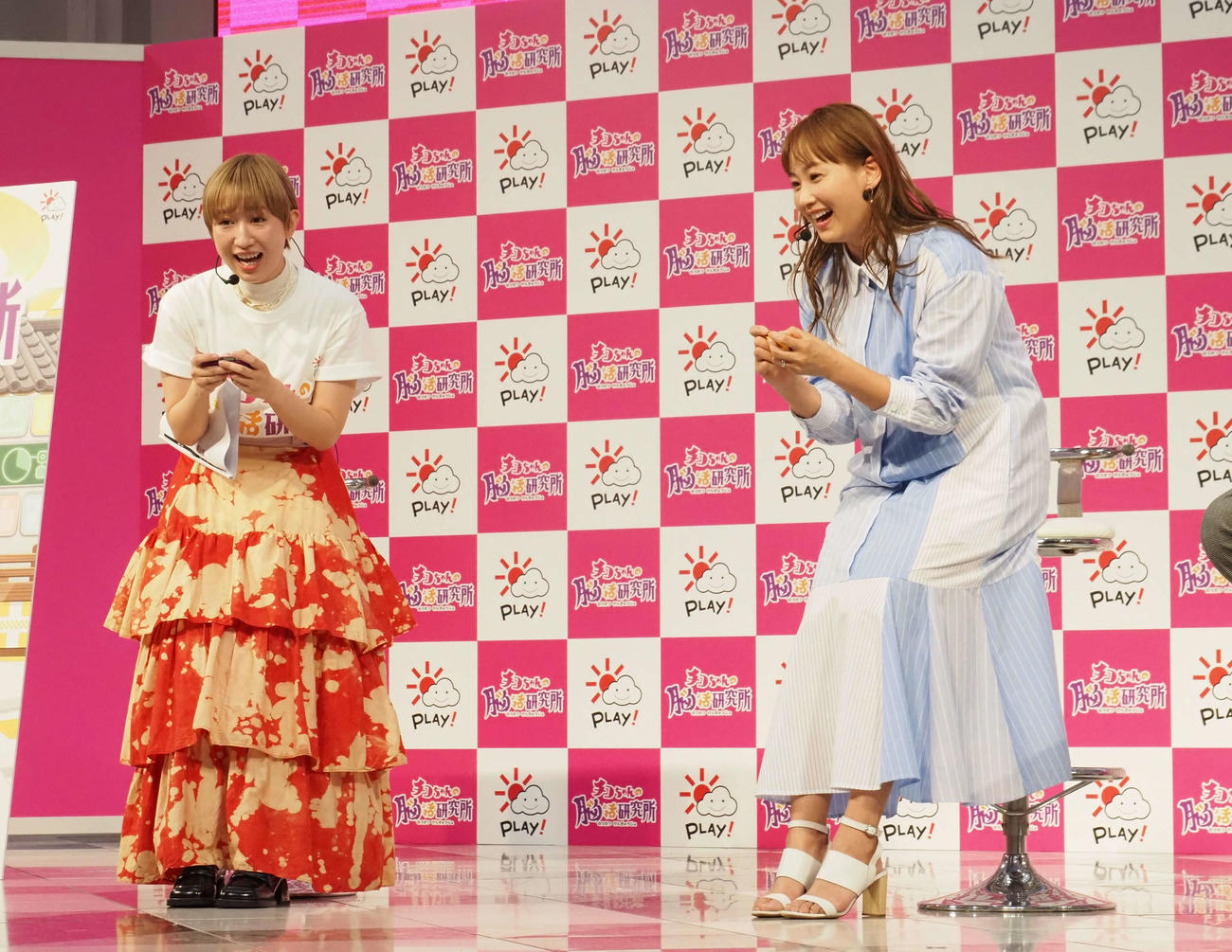 ゲームに熱中する元AKB48片山陽加さん（左）と藤本美貴（撮影・遠藤尚子）