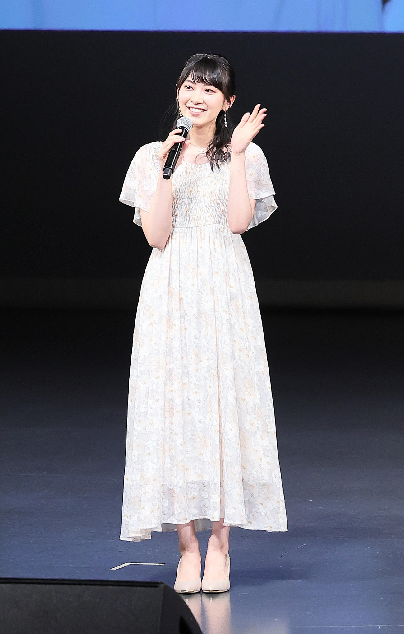 ファンミーティングに登場し笑顔を見せるお天気キャスターの檜山沙耶（撮影・足立雅史）