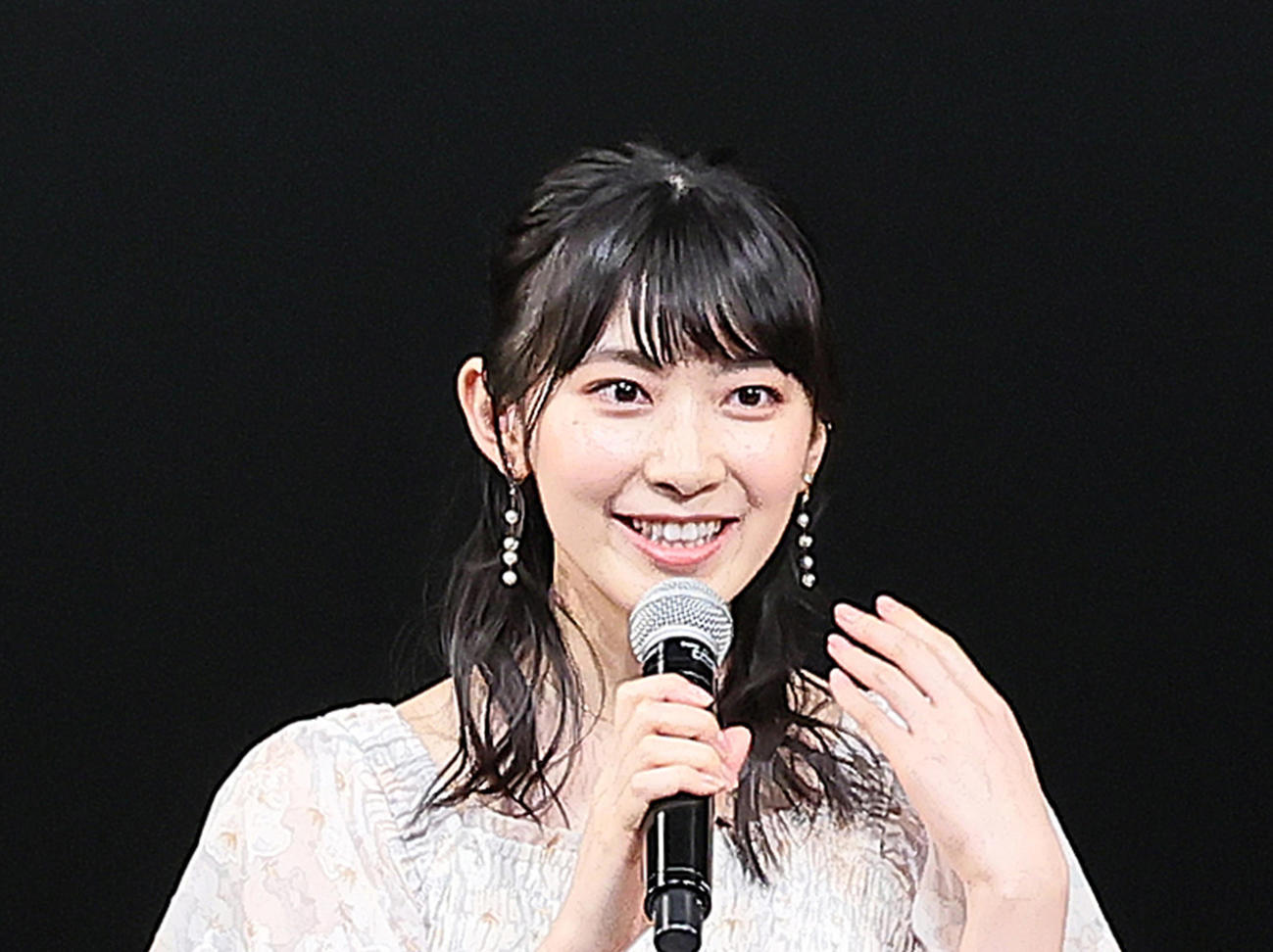 トークショーに笑顔を見せるお天気キャスターの檜山沙耶（撮影・足立雅史）