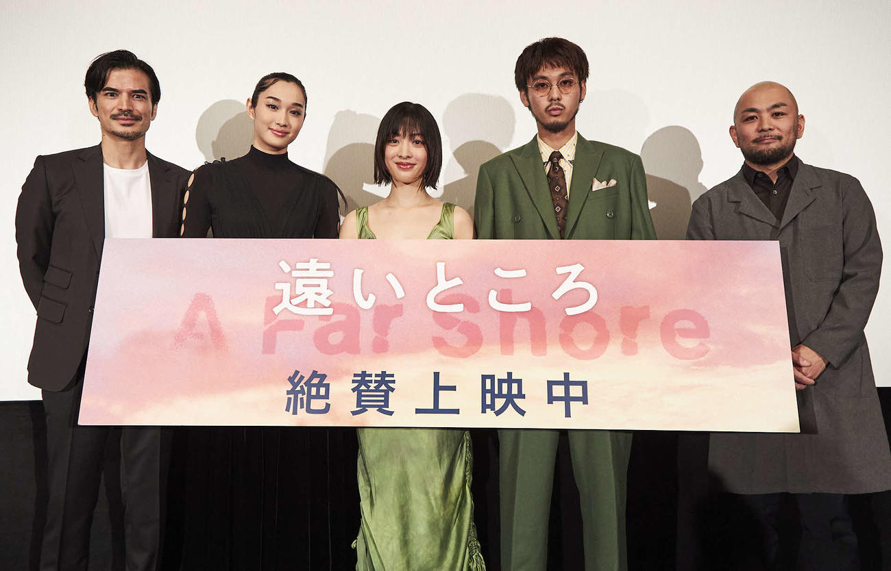 映画「遠いところ」初日舞台あいさつに出席した、左から尚玄、石田夢実、花瀬琴音、佐久間祥朗、工藤将亮監督
