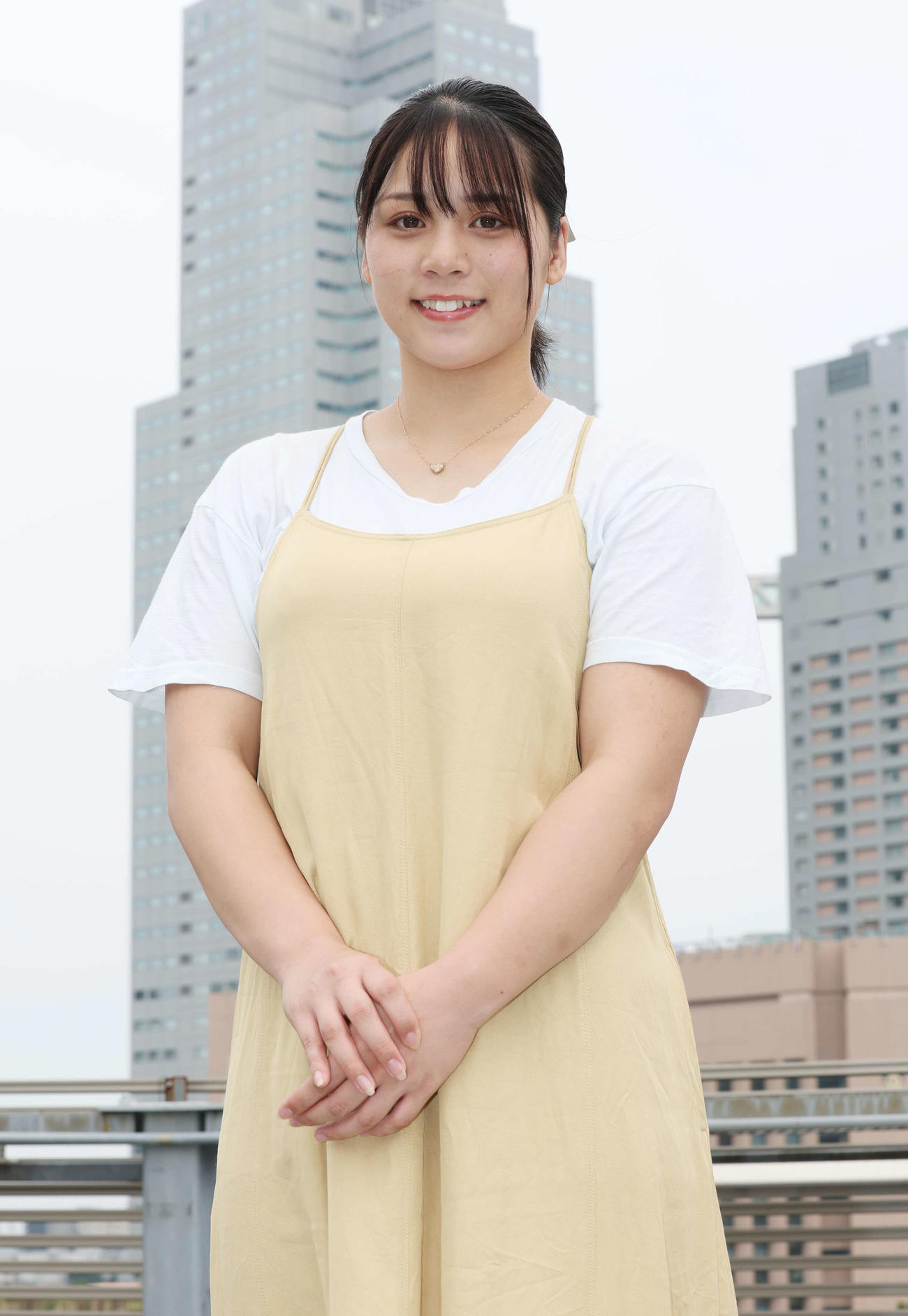 女子大生になり落ち着いた笑顔を見せる山岡雅弥（撮影・宮地輝）