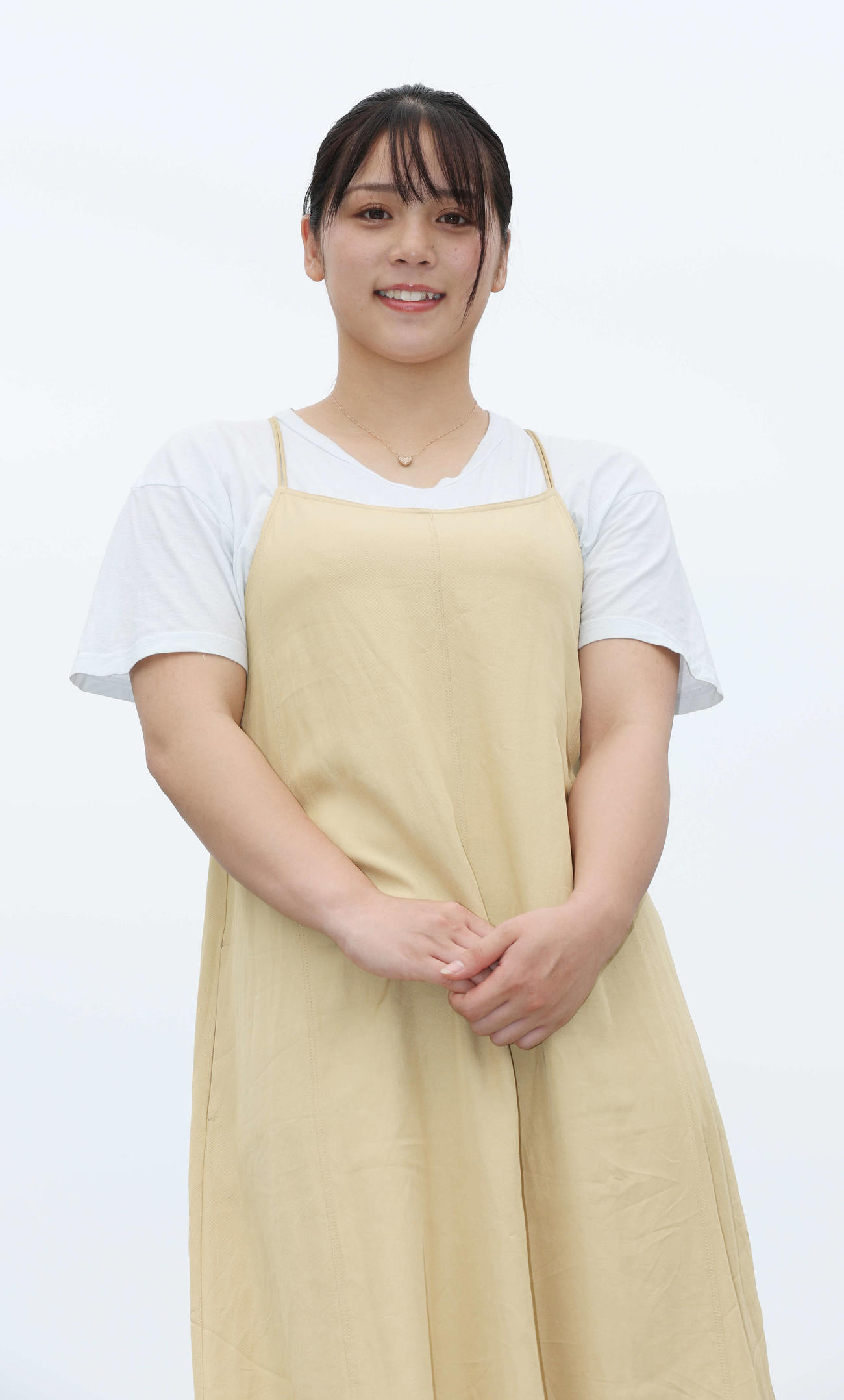 女子大生になり落ち着いた笑顔を見せる山岡雅弥（撮影・宮地輝）