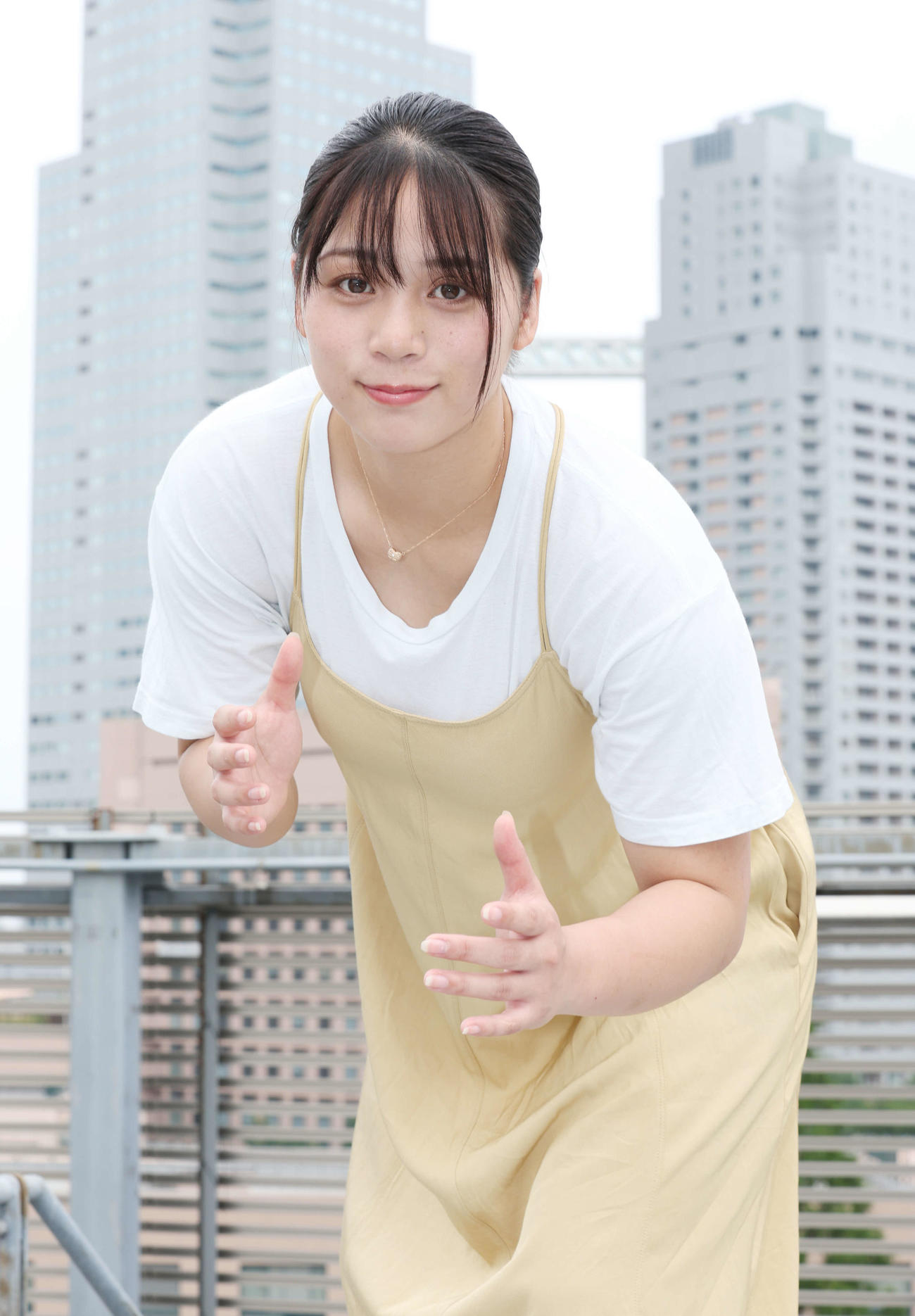 笑顔でレスリングのポーズを取る山岡雅弥（撮影・宮地輝）