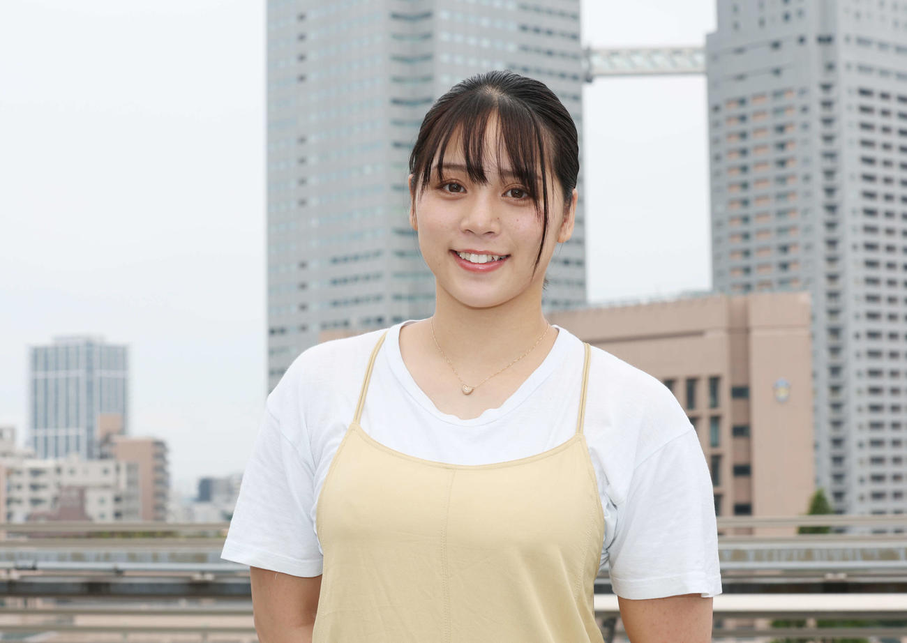 女子大生になり落ち着いた笑顔を見せる山岡雅弥（撮影・宮地輝）