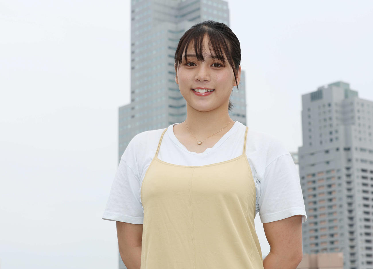 女子大生になり落ち着いた笑顔を見せる山岡雅弥（撮影・宮地輝）