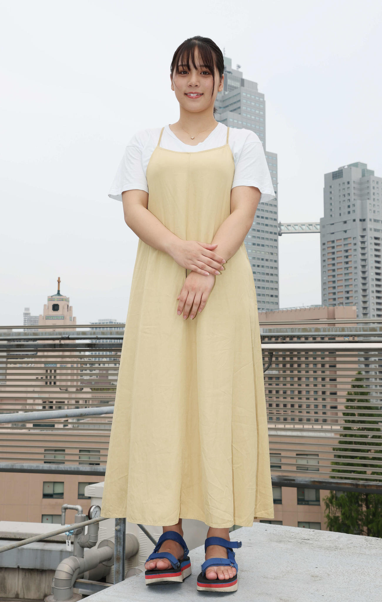 女子大生になり落ち着いた笑顔を見せる山岡雅弥（撮影・宮地輝）