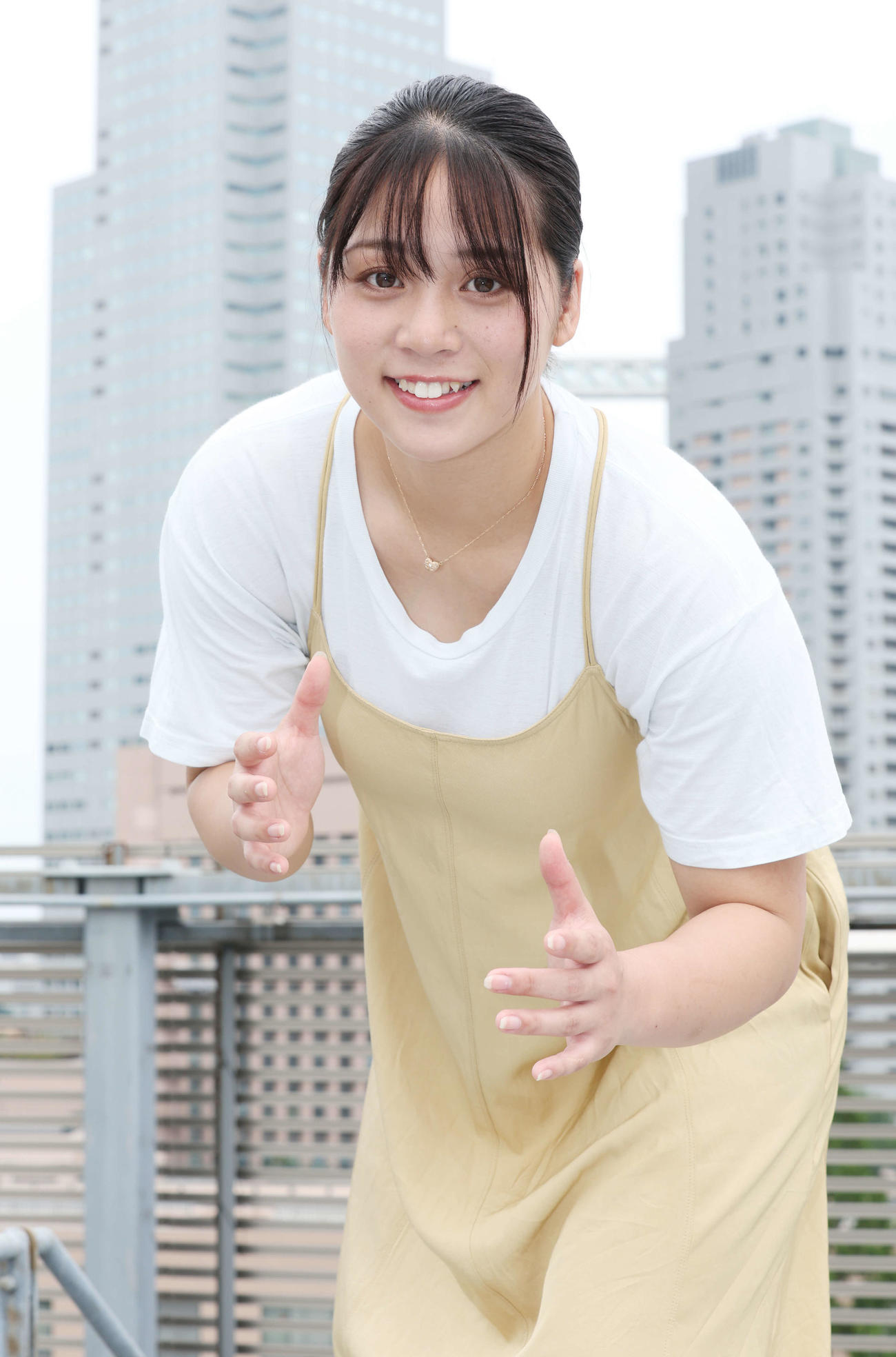 笑顔でレスリングのポーズを取る山岡雅弥（撮影・宮地輝）