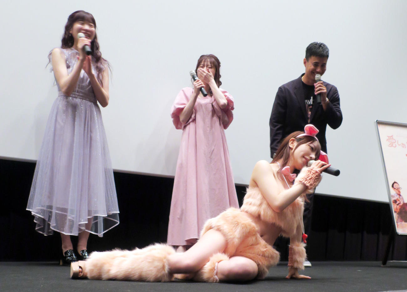 映画「愛しのクノール」公開記念舞台あいさつで、観客を悩殺する清水あいり（手前）。後列左から、すぅ、ゆかるん、ユージ
