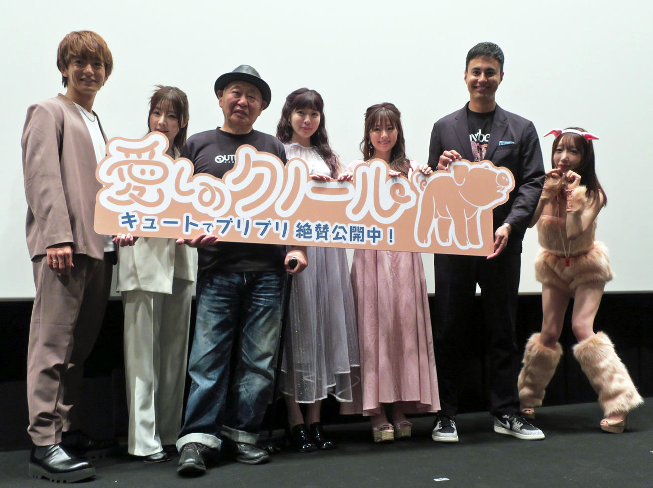 映画「愛しのクノール」公開記念舞台あいさつで。左から、大倉士門、あいにゃん、泉谷しげる、すぅ、ゆかるん、ユージ、清水あいり