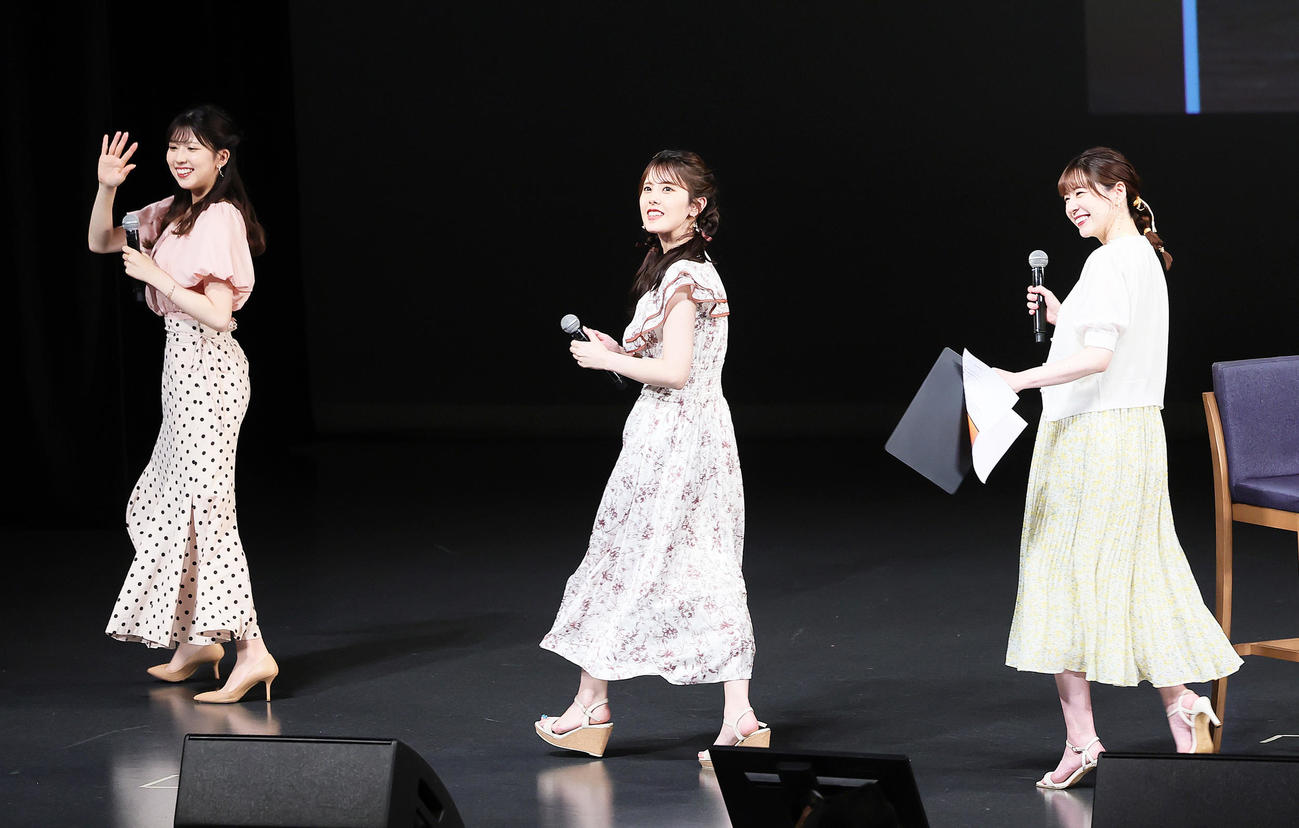 トークショーに登場したお天気キャスターの、左から小林李衣奈、小川千奈、高山奈々（撮影・足立雅史）