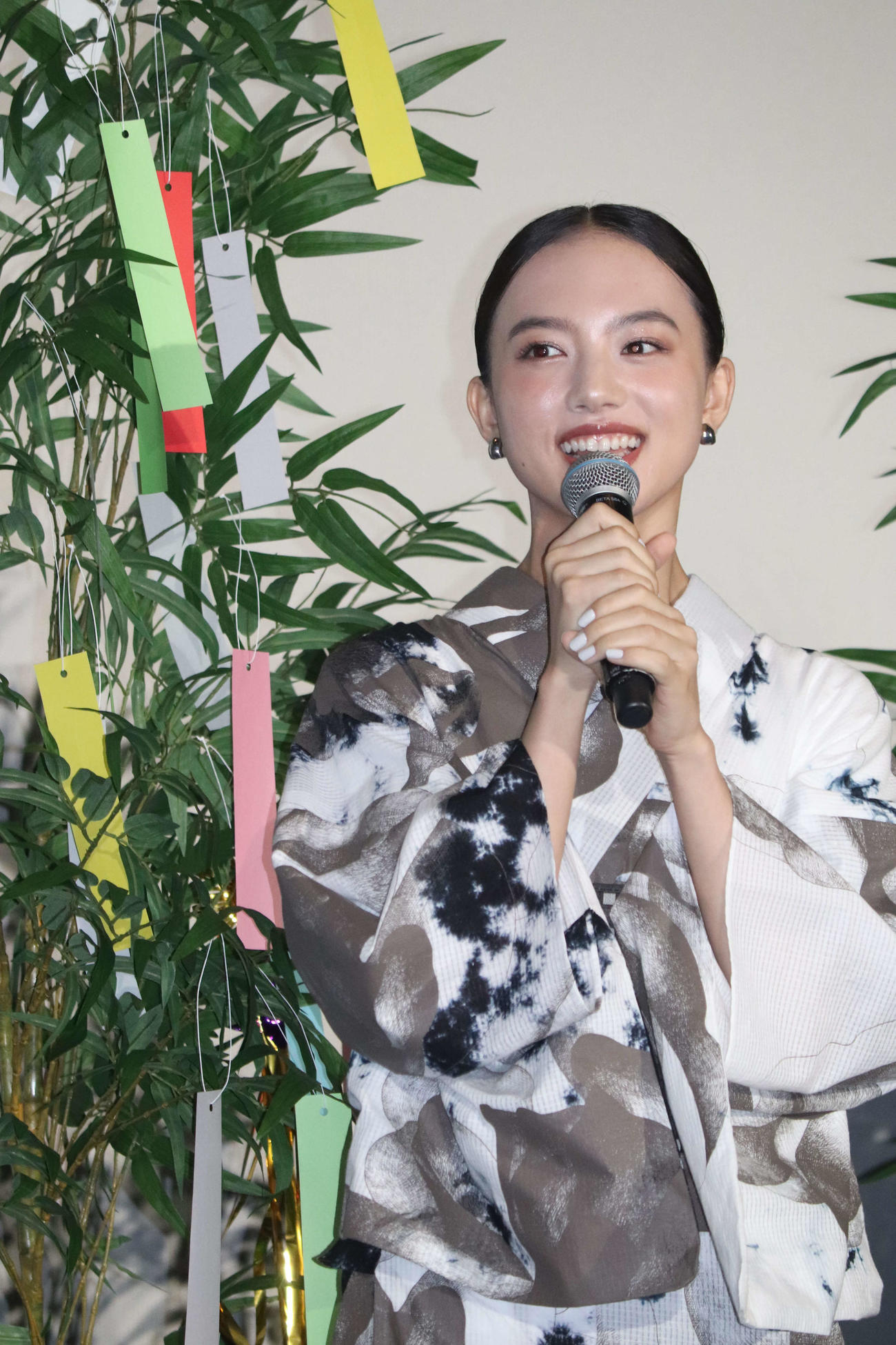 映画「1秒先の彼」公開記念舞台あいさつに浴衣姿で登場した清原果耶（撮影・加藤理沙）