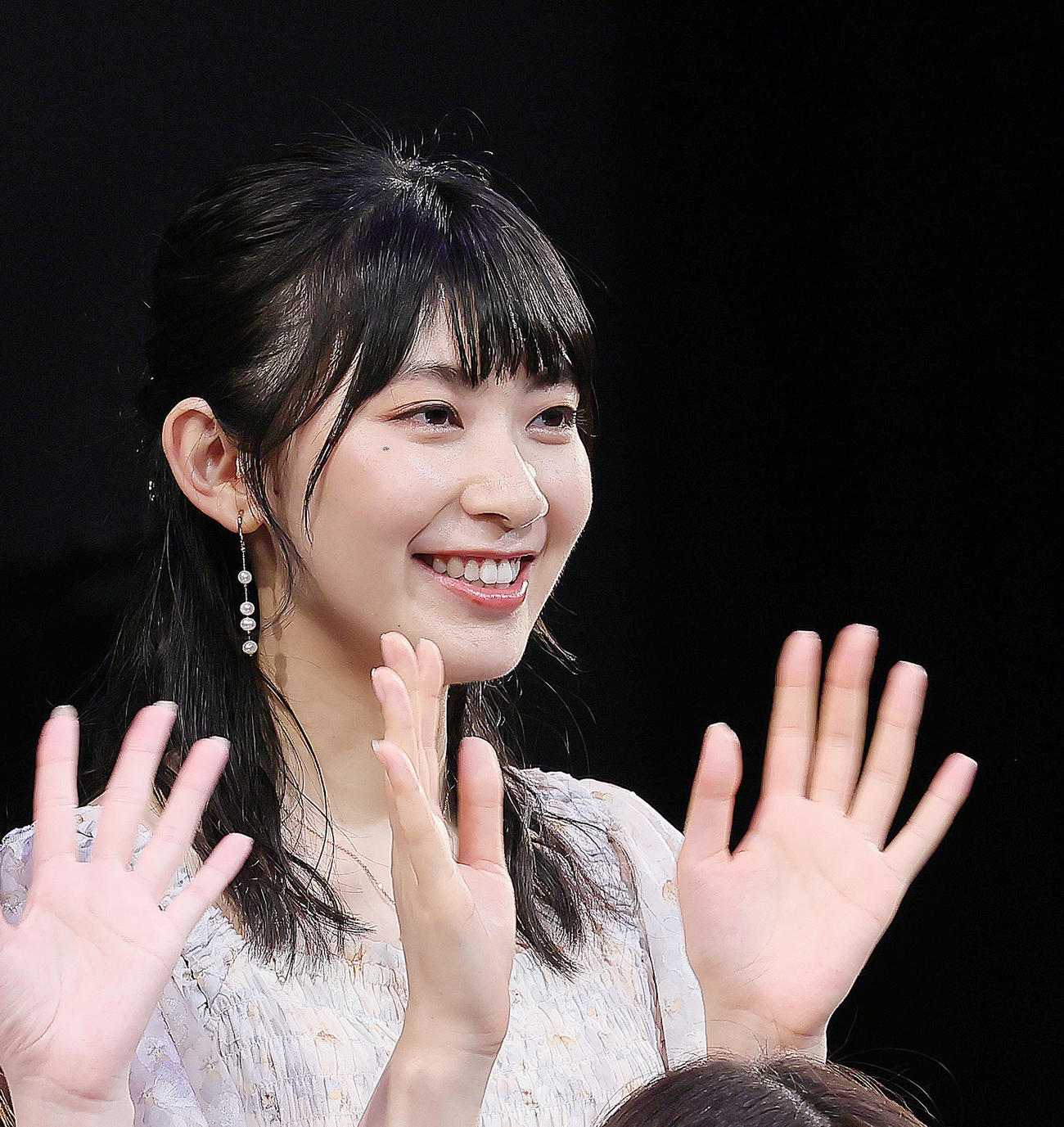 笑顔を見せるお天気キャスターの檜山沙耶（撮影・足立雅史）