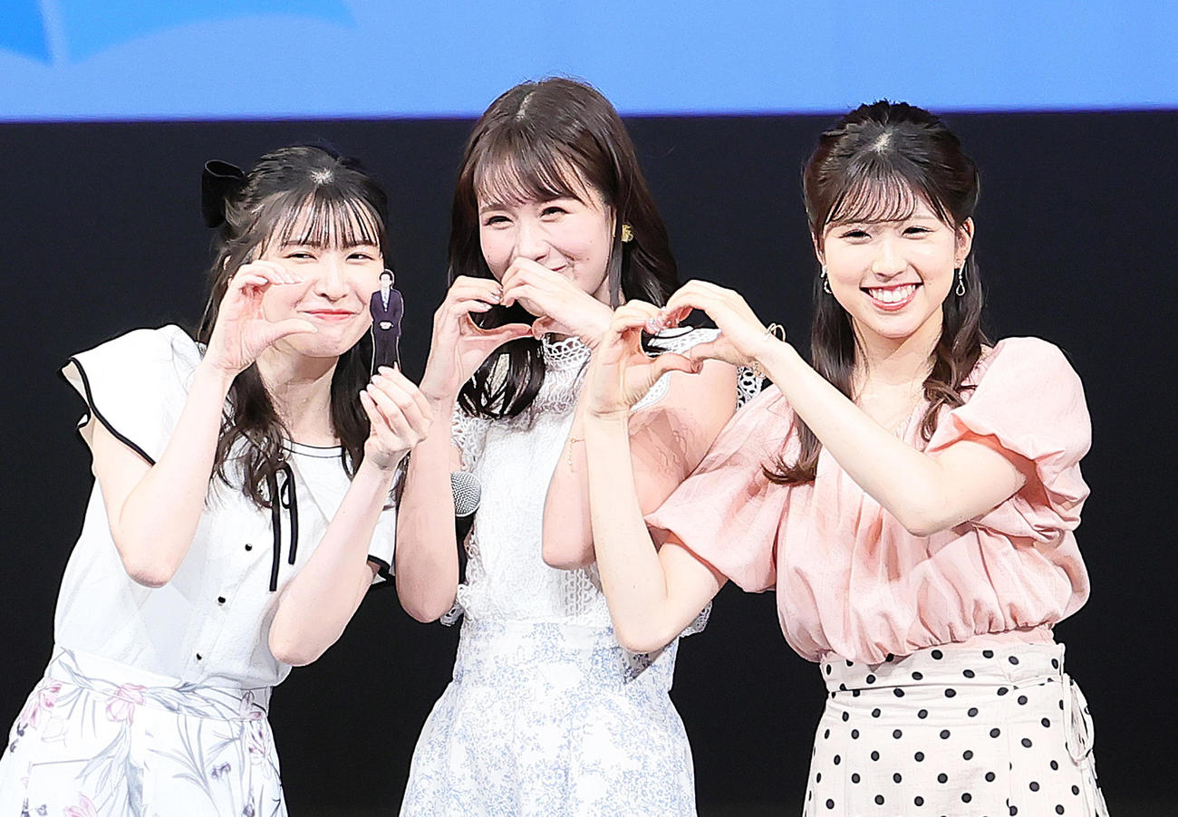 山口剛央気象予報士のアクリルスタンドを手にポーズを決めるお天気キャスターの、左から駒木結衣、戸北美月、小林李衣奈（撮影・足立雅史）