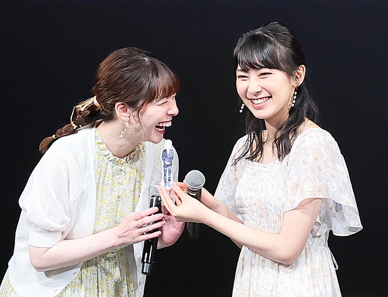 山口剛央気象予報士のアクリルスタンドを手に笑顔を見せるお天気キャスターの高山奈々（左）と檜山沙耶（撮影・足立雅史）