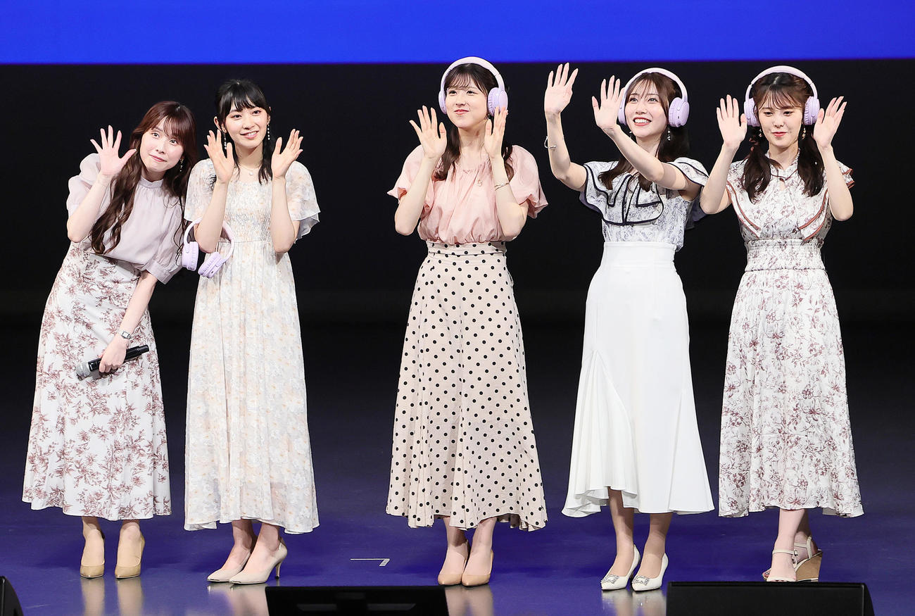 伝言ゲームを楽しむお天気キャスターの、左から松雪彩花、檜山沙耶、小林李衣奈、魚住茉由、小川千奈（撮影・足立雅史）