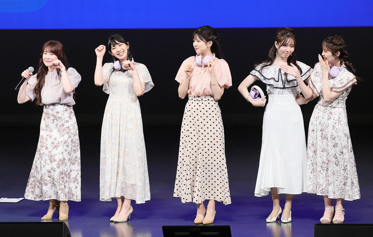伝言ゲームを楽しむお天気キャスターの、左から松雪彩花、檜山沙耶、小林李衣奈、魚住茉由、小川千奈（撮影・足立雅史）