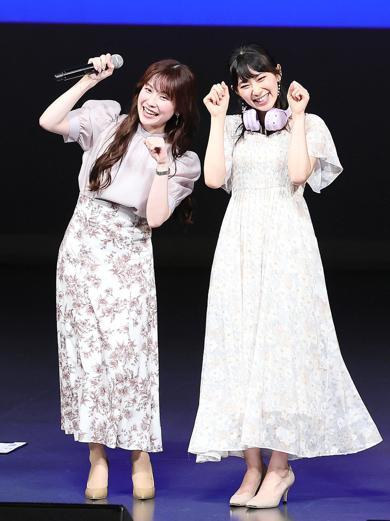 伝言ゲームを楽しむお天気キャスターの檜山沙耶（右）と松雪彩花（撮影・足立雅史）