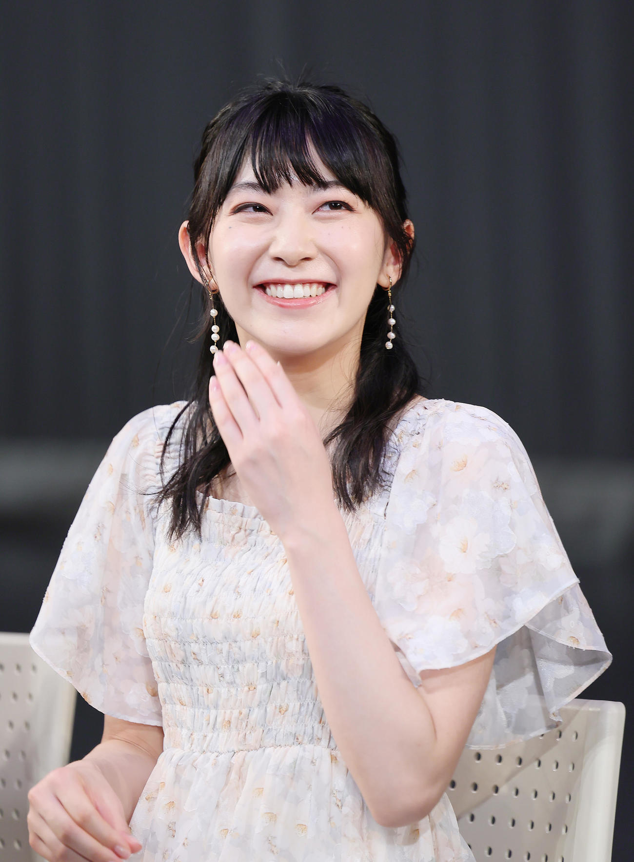 記者からの質問に笑顔を見せるお天気キャスターの檜山沙耶（撮影・足立雅史）
