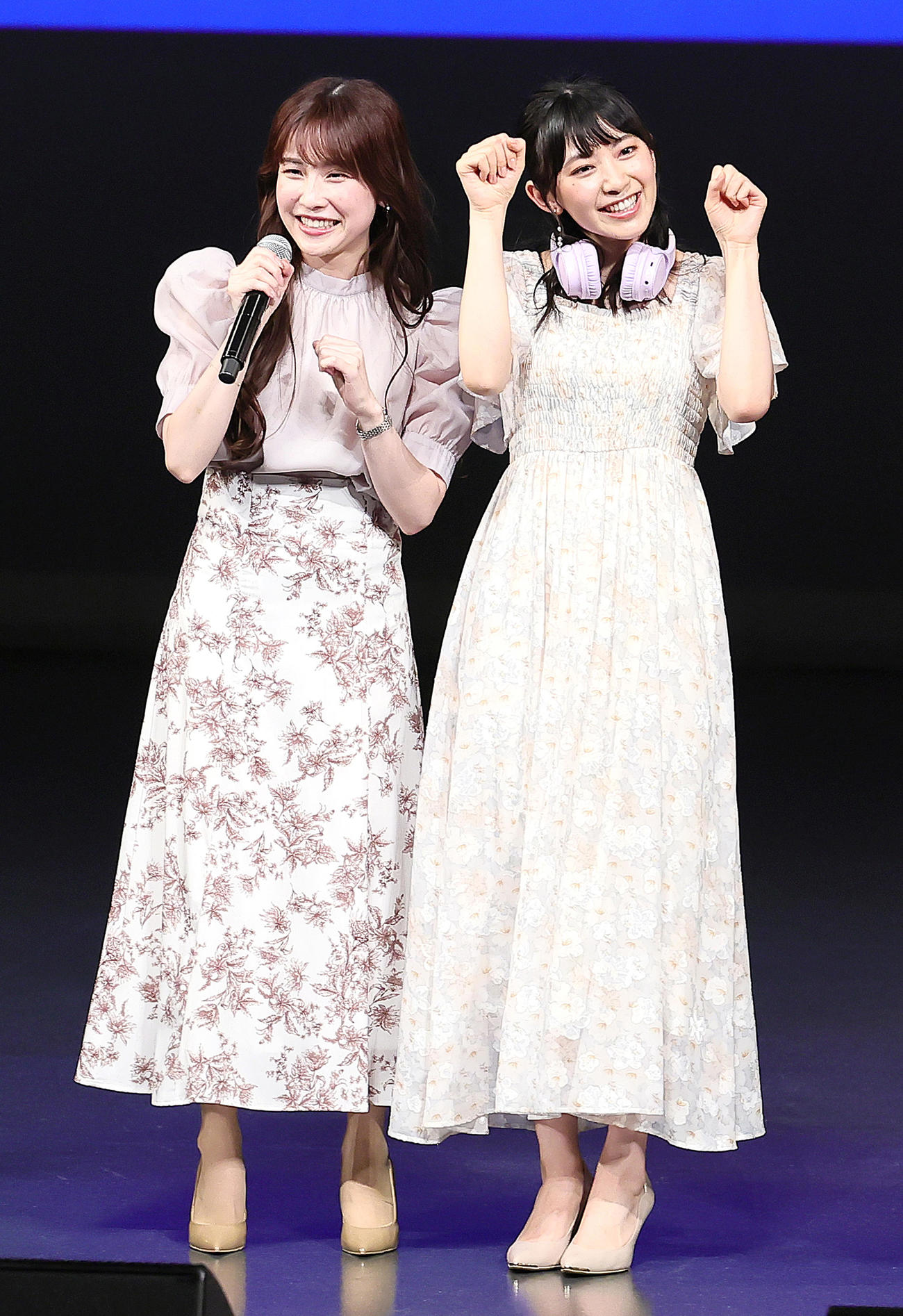 伝言ゲームを楽しむお天気キャスターの檜山沙耶（右）と松雪彩花（撮影・足立雅史）
