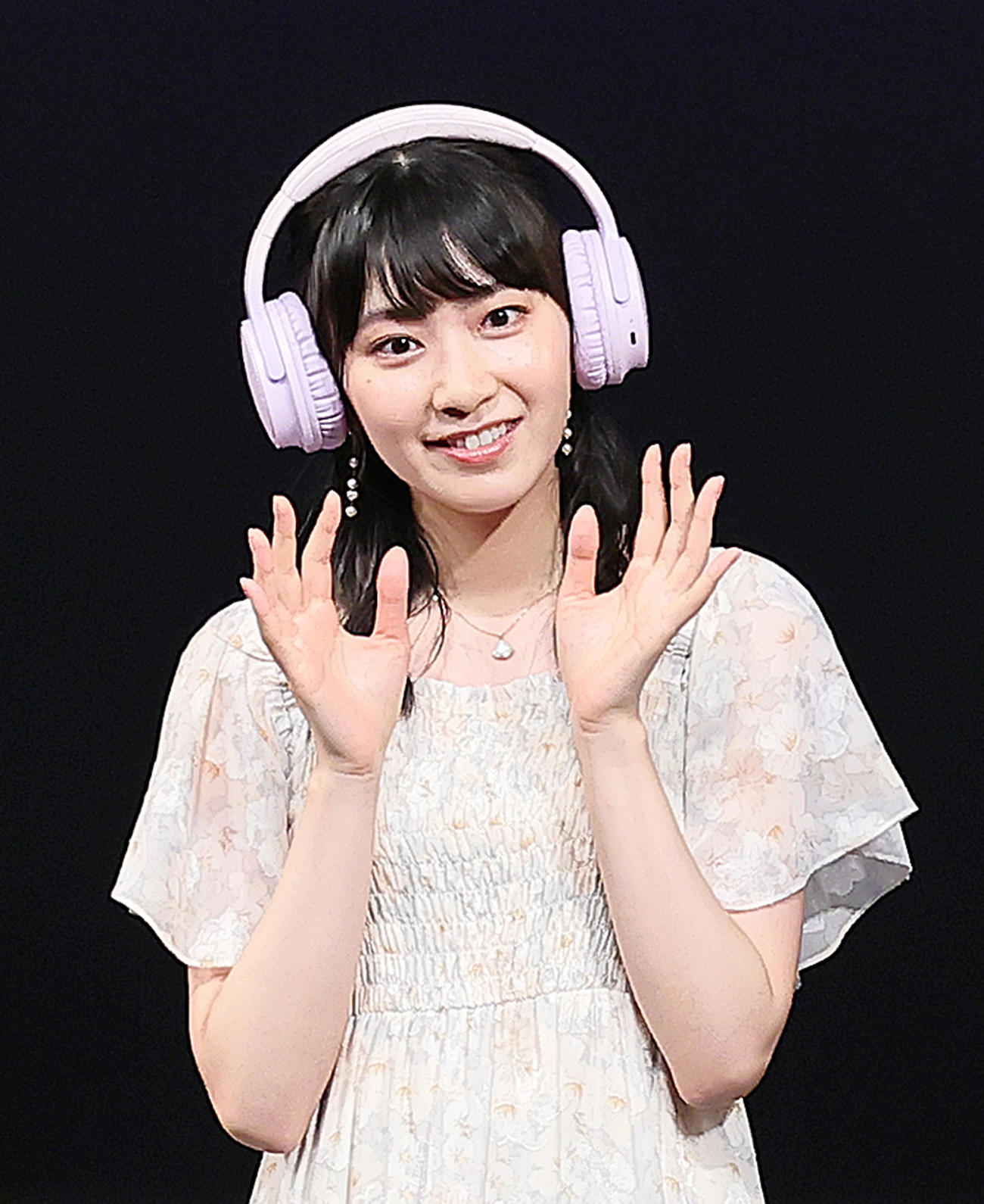 ヘッドホンをつけ伝言ゲームを楽しむお天気キャスターの檜山沙耶（撮影・足立雅史）