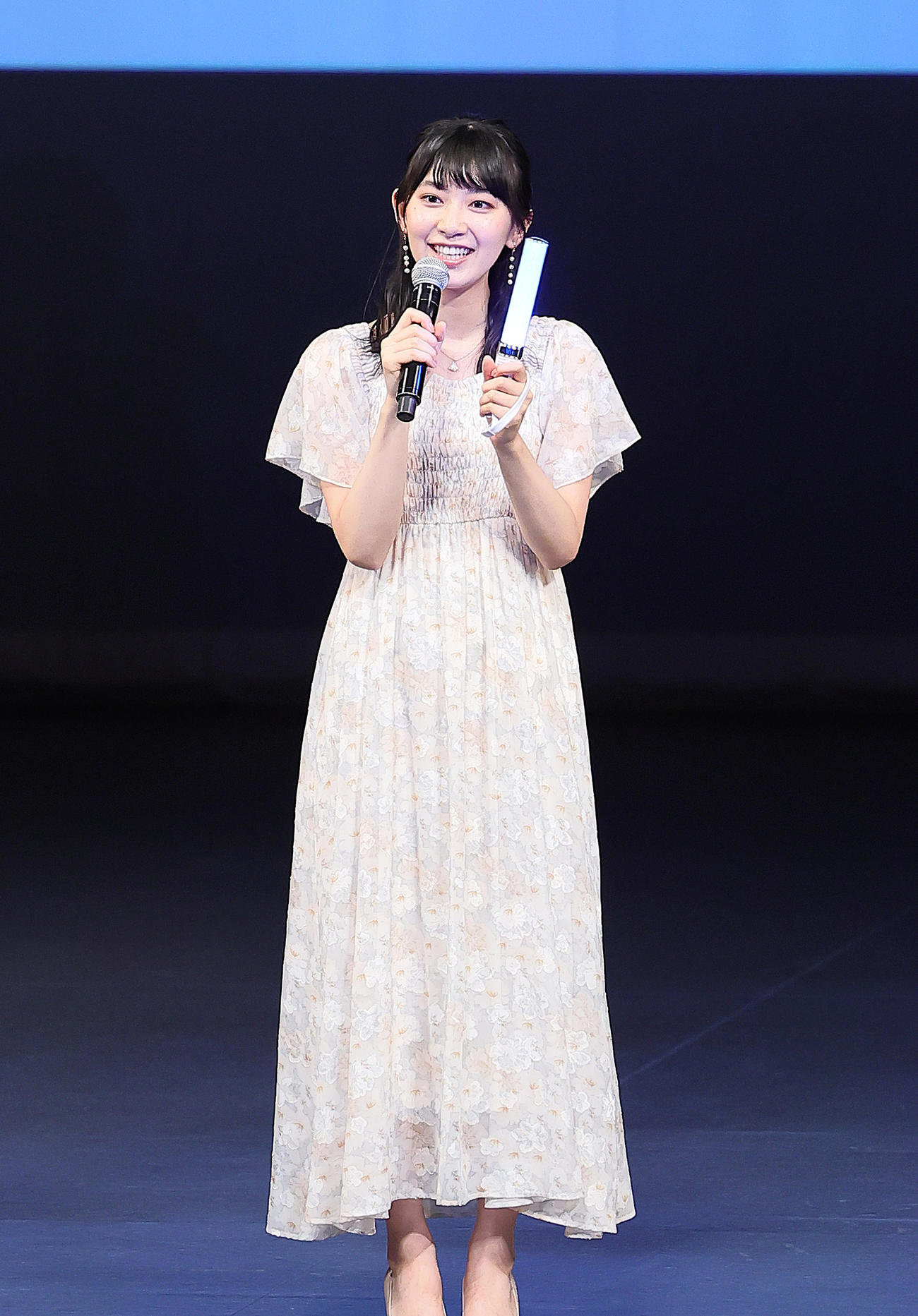 ペンライトを手にクイズを楽しむお天気キャスターの檜山沙耶（撮影・足立雅史）