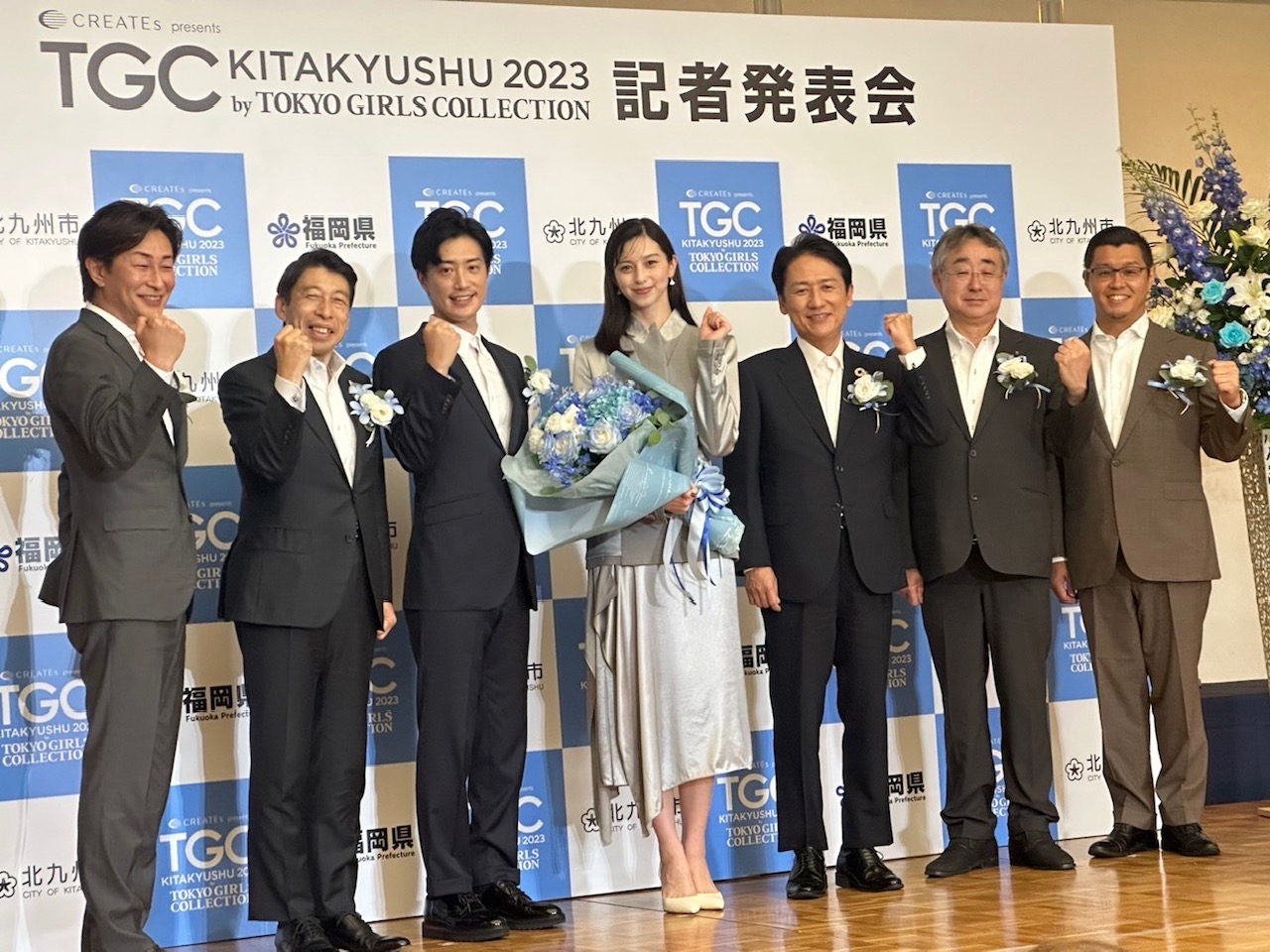 北九州市で開催されるTGCの会見に出席した中条あやみ（中央）。（左から）貝塚弘幸氏、服部誠太郎福岡県知事、辻本優一氏、武内和久北九州市長、田中亮一郎氏、佐藤竜司氏