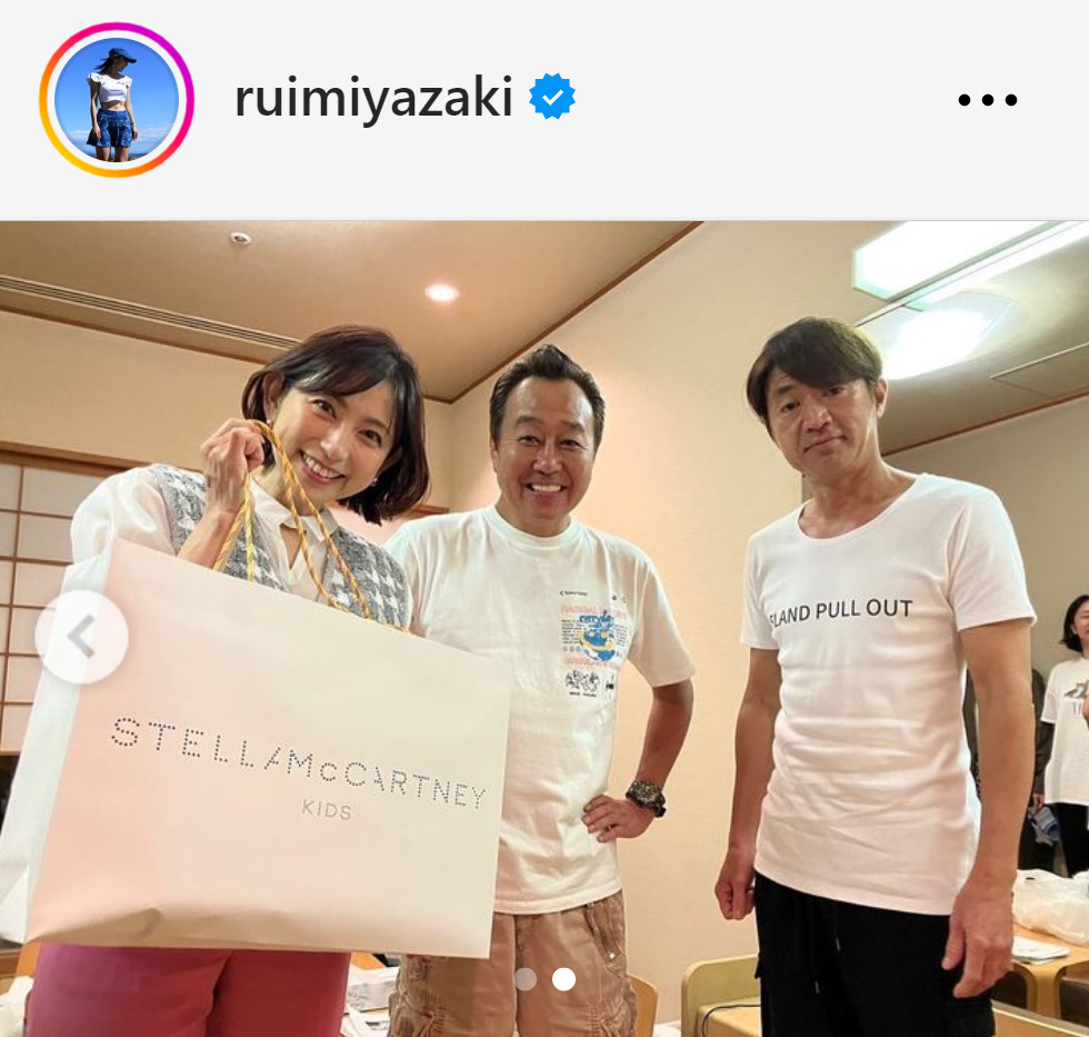 さまぁ～ずの大竹一樹（右）、三村マサカズ（中央）とスリーショットに納まる宮崎瑠依（宮崎瑠依のインスタグラムから）