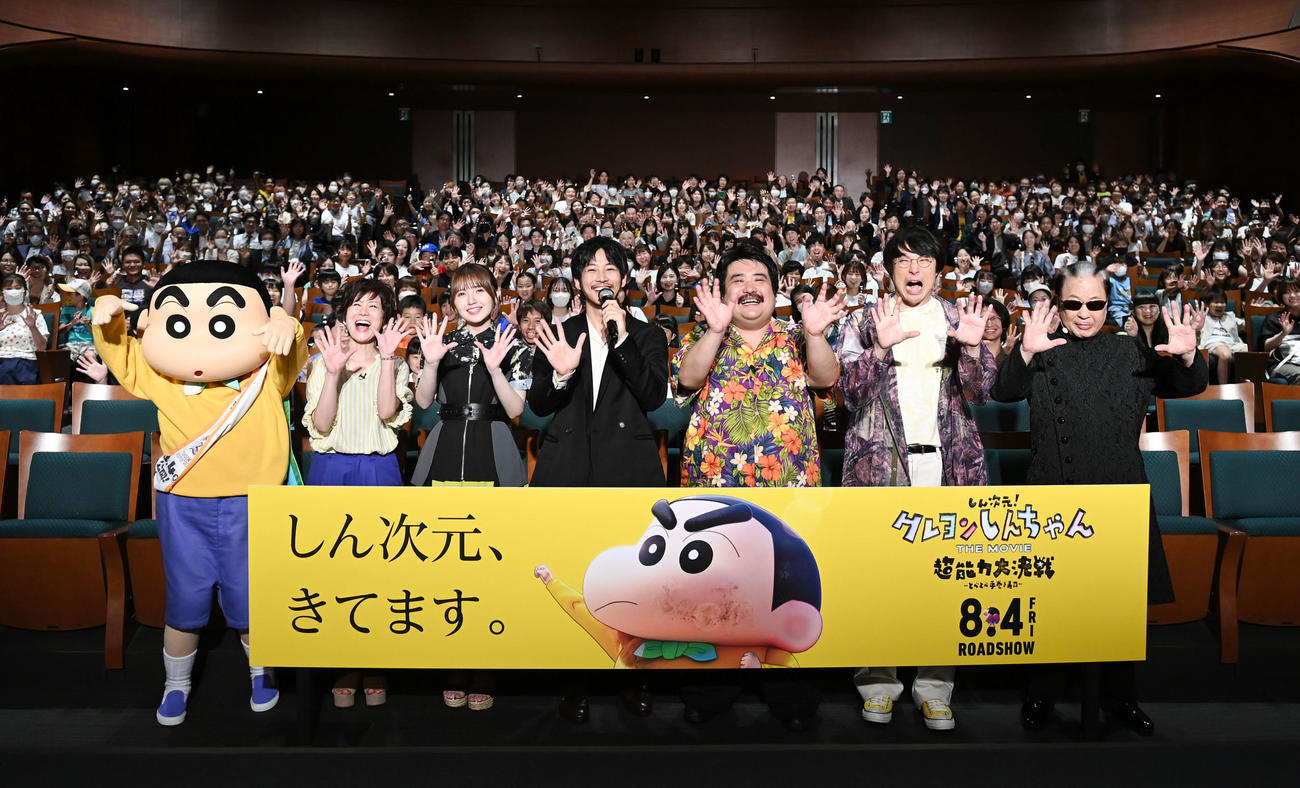 笑顔で手を振る、左からクレヨンしんちゃん、小林由美子、鬼頭明里、松坂桃李、空気階段の鈴木もぐらと水川かたまり、Mr．マリック（撮影・横山健太）