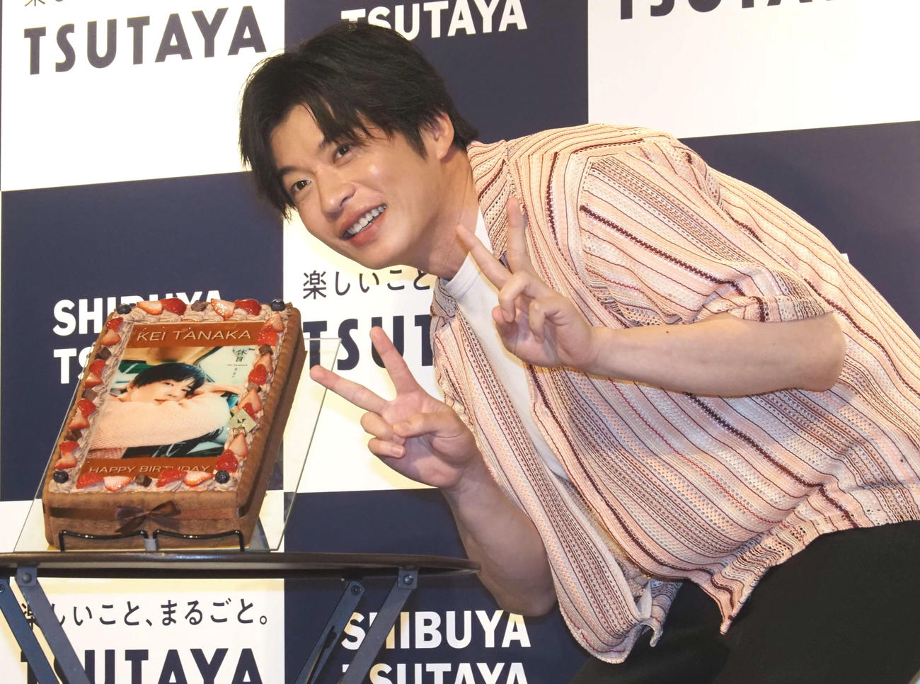 誕生日ケーキと記念撮影する田中圭（撮影・遠藤尚子）