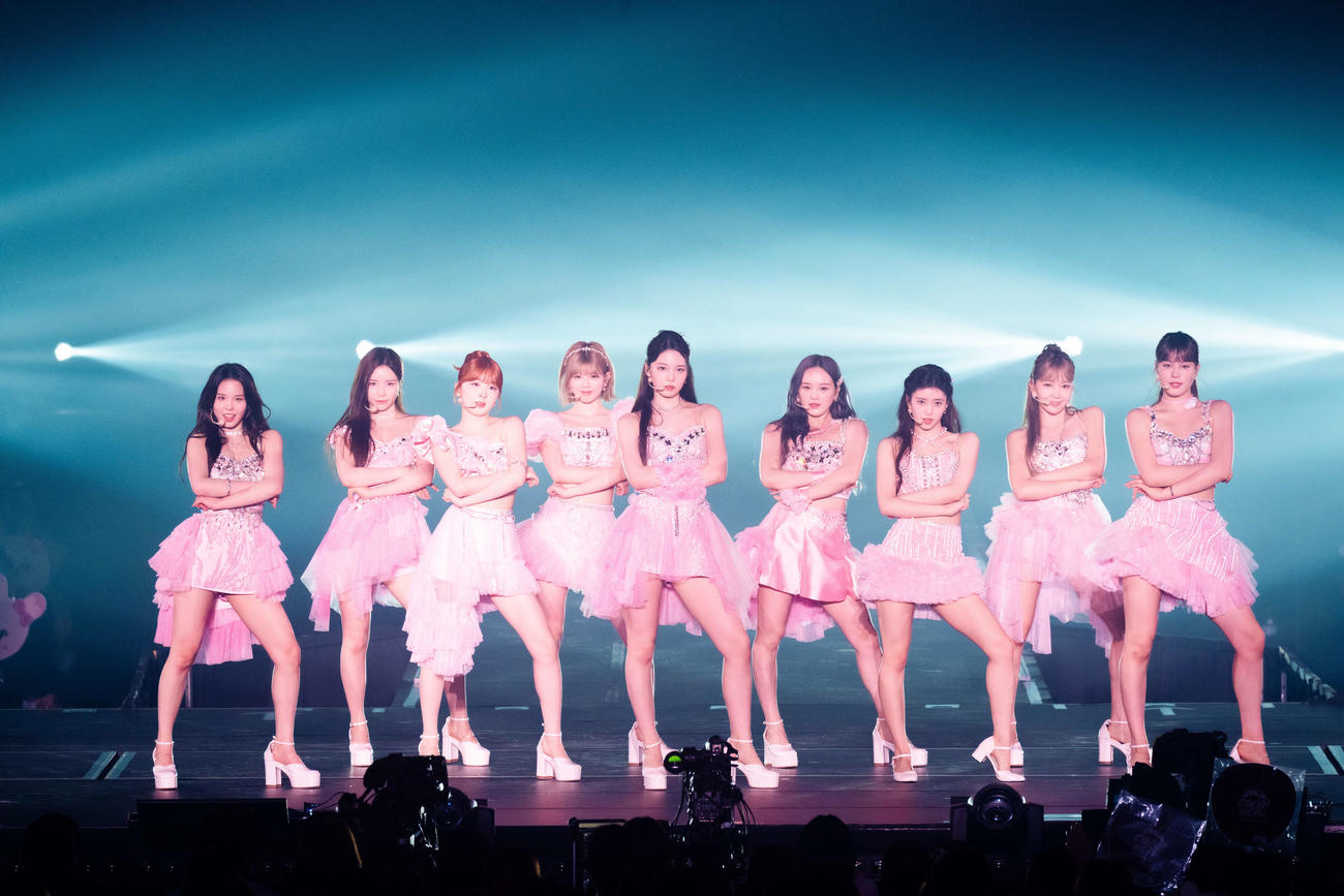 ライブを開催したNiziU。左からMAKO、MAYA、MIIHI、RIKU、AYAKA、RIO、RIMA、MAYUKA、NINA（田中聖太郎氏撮影）