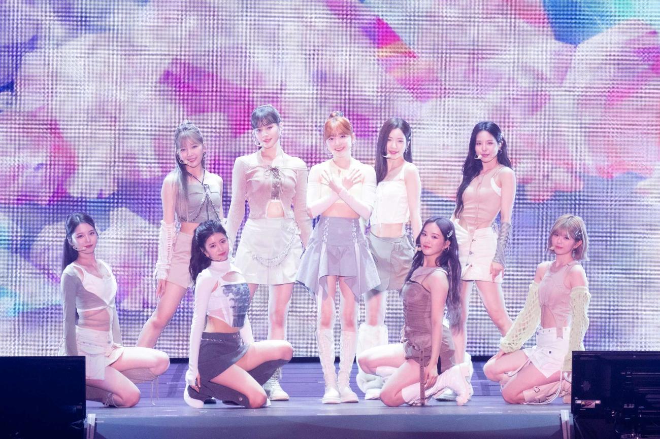 ライブを開催したNiziU。左からAYAKA、MAYUKA、RIMA、NINA、MIIHI、MAYA、RIO、MAKO、RIKU（田中聖太郎氏撮影）