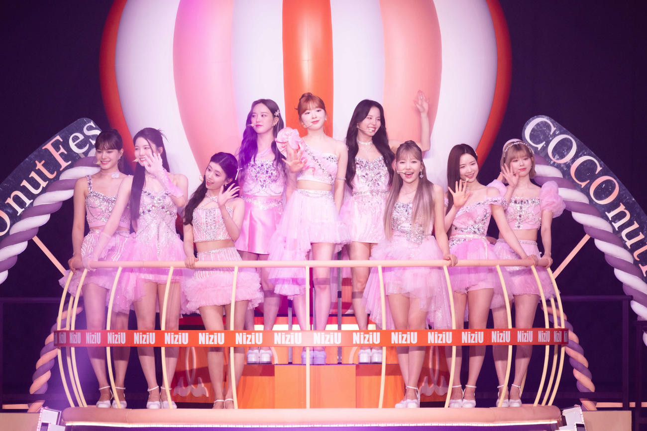 ライブを開催したNiziU。左からNINA、AYAKA、RIMA、RIO、MIIHI、MAKO、MAYUKA、MAYA、RIKU（田中聖太郎氏撮影）