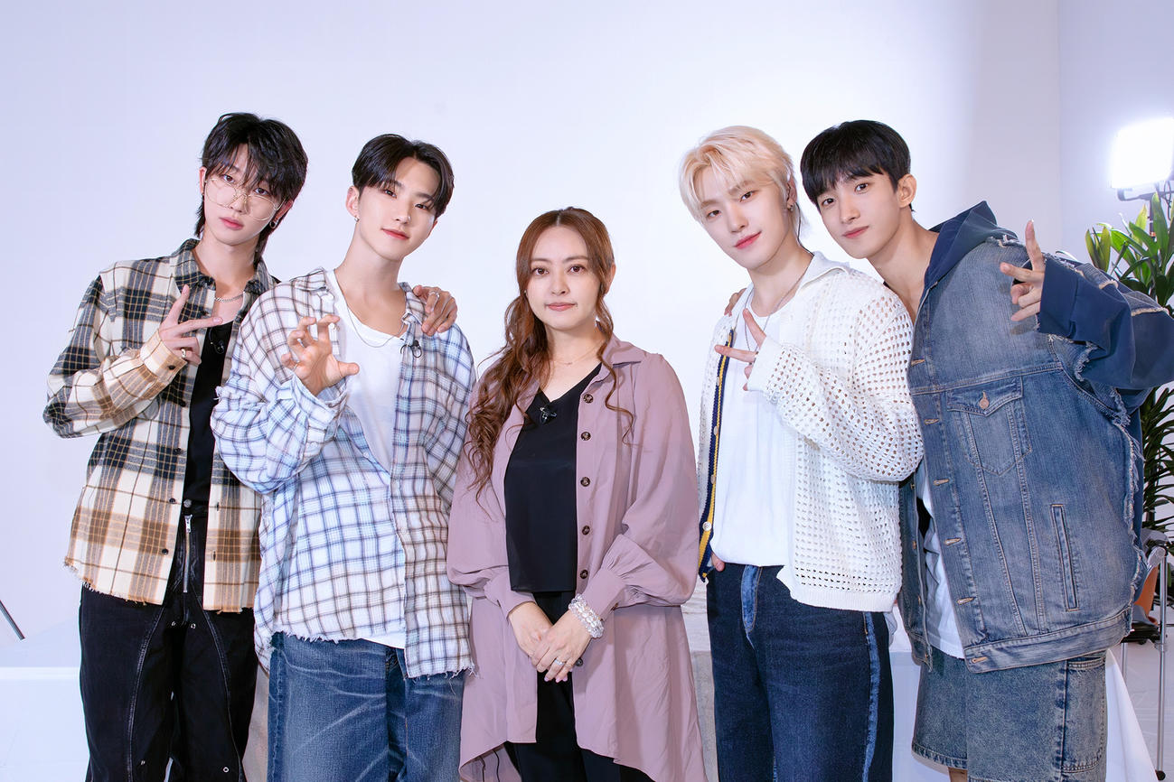 「突然ですが占ってもいいですか？」に出演する、左からTHE8、HOSHI、星ひとみ、DINO、DK（C）フジテレビ