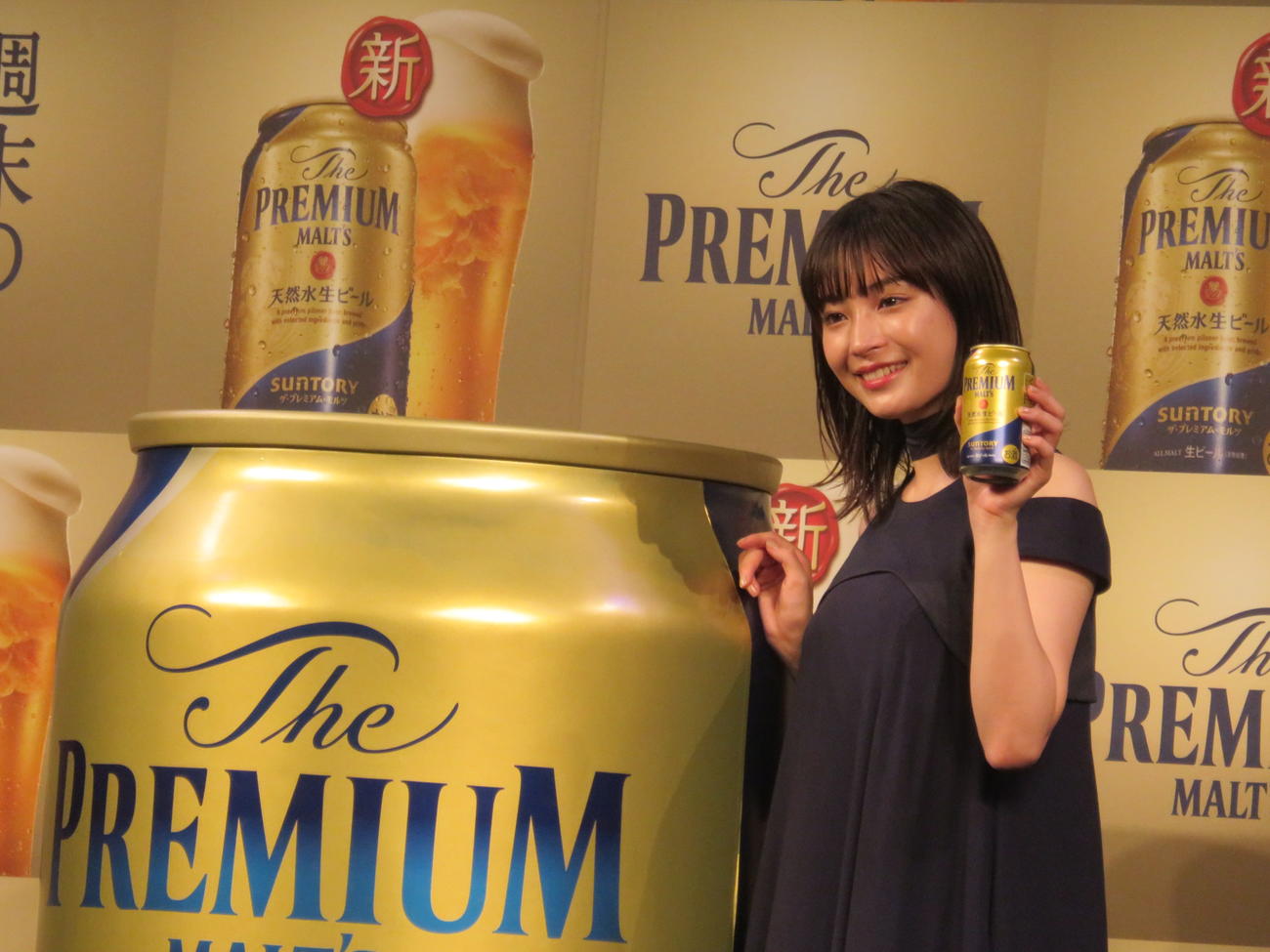 サントリー「ザ・プレミアム・モルツ」を手にする広瀬すず