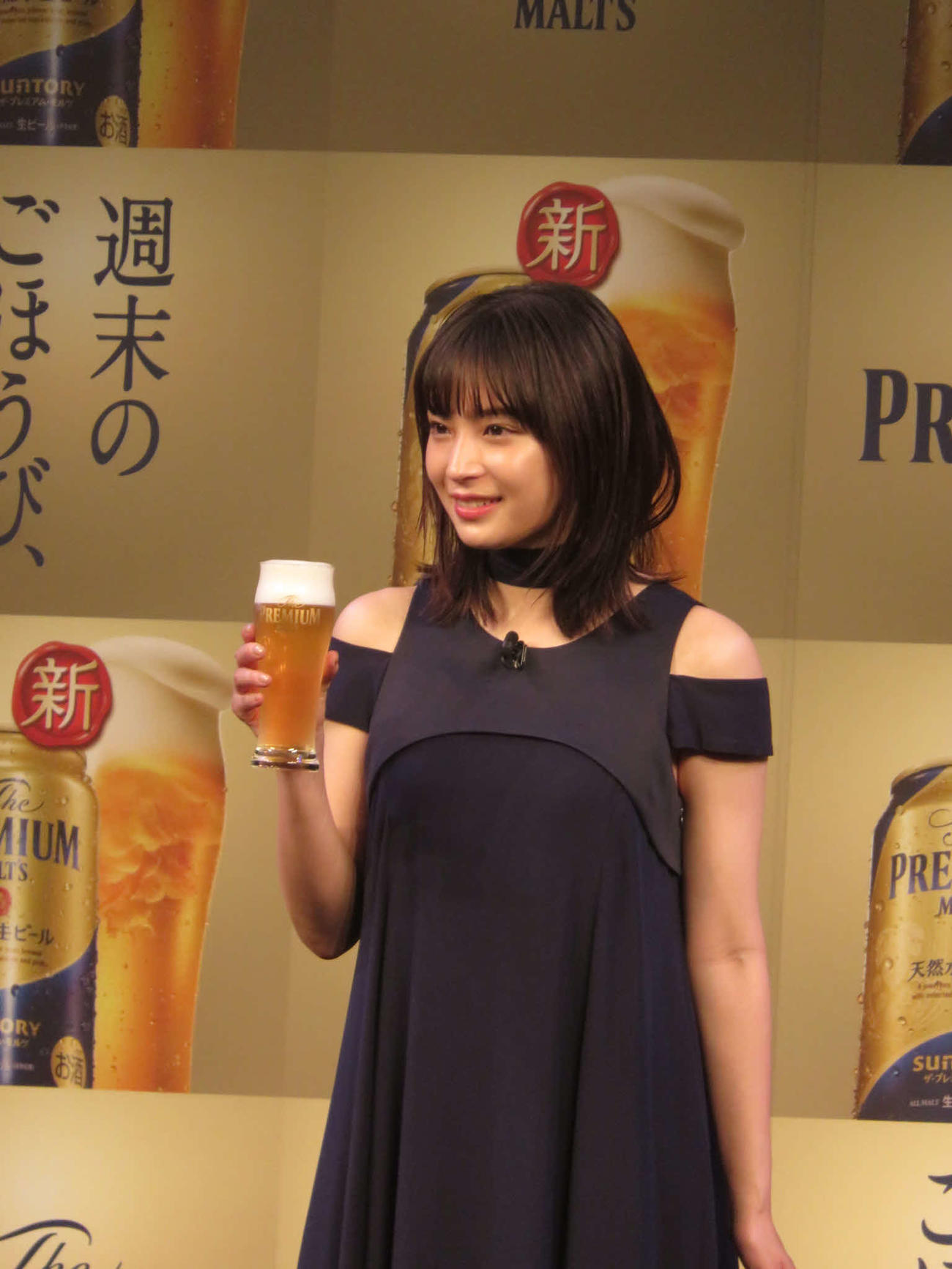 サントリー「ザ・プレミアム・モルツ」を手にする広瀬すず