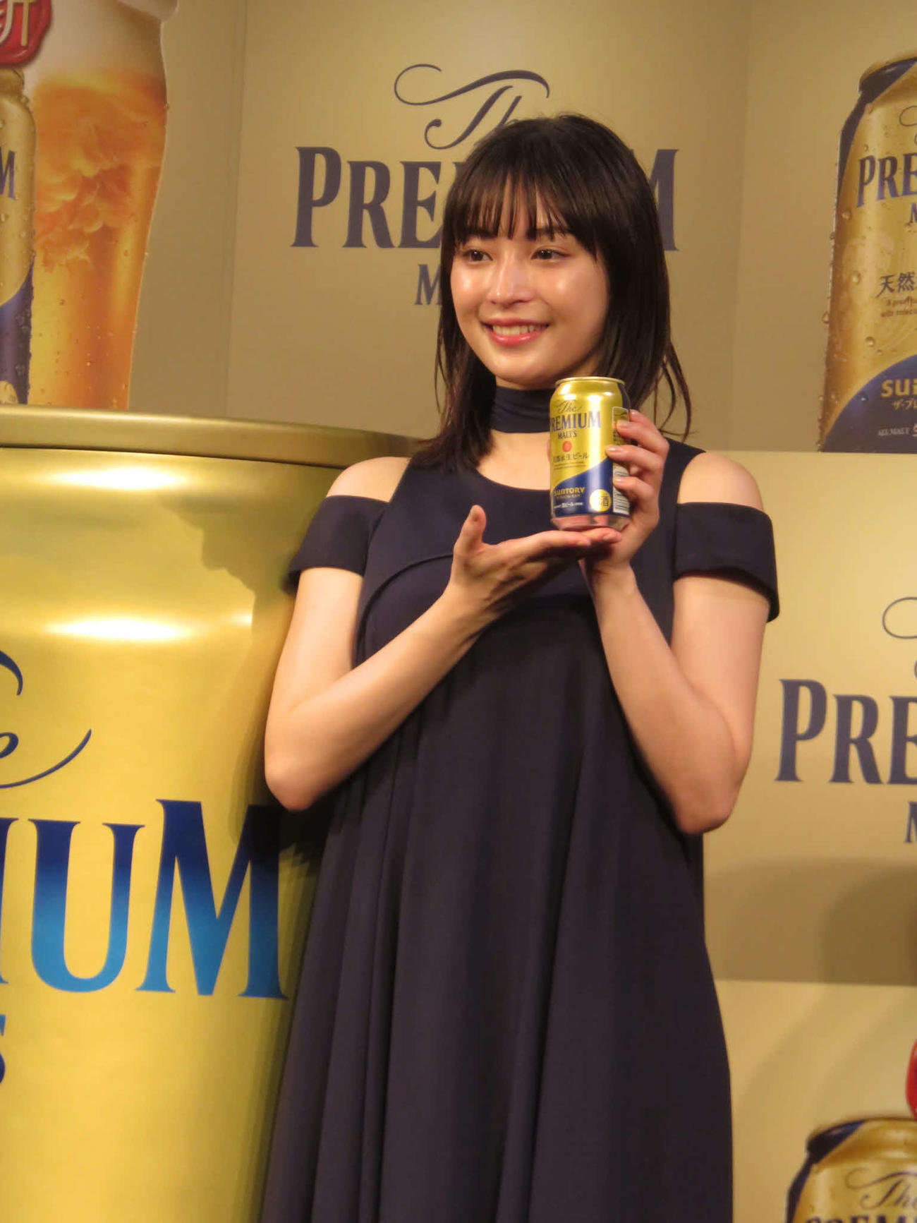 サントリー「ザ・プレミアム・モルツ」を手にする広瀬すず
