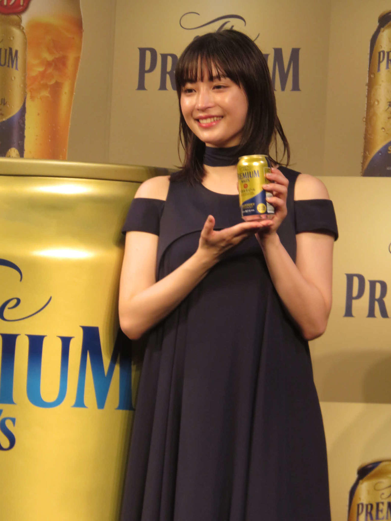 サントリー「ザ・プレミアム・モルツ」を手にする広瀬すず