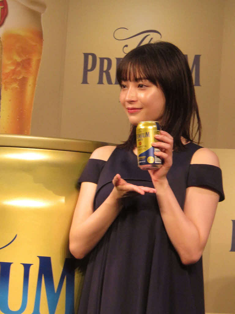 サントリー「ザ・プレミアム・モルツ」を手にする広瀬すず