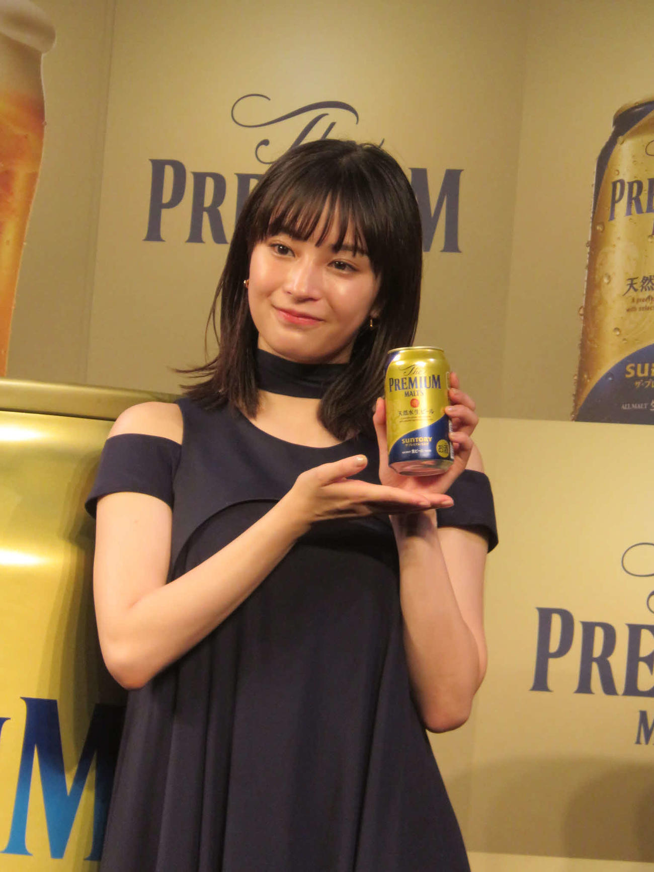 サントリー「ザ・プレミアム・モルツ」を手にする広瀬すず